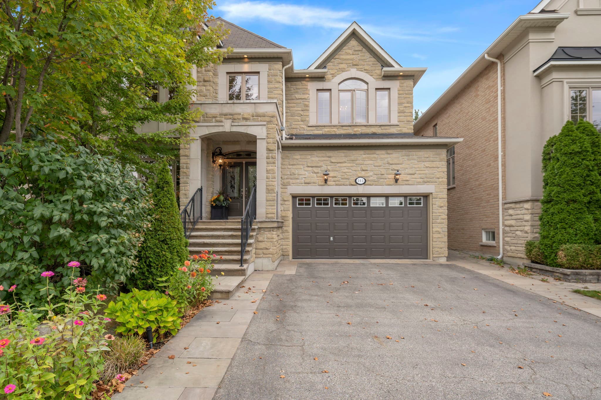 165 Thornhill Woods Dr Vaughan, ON L4J 8R7