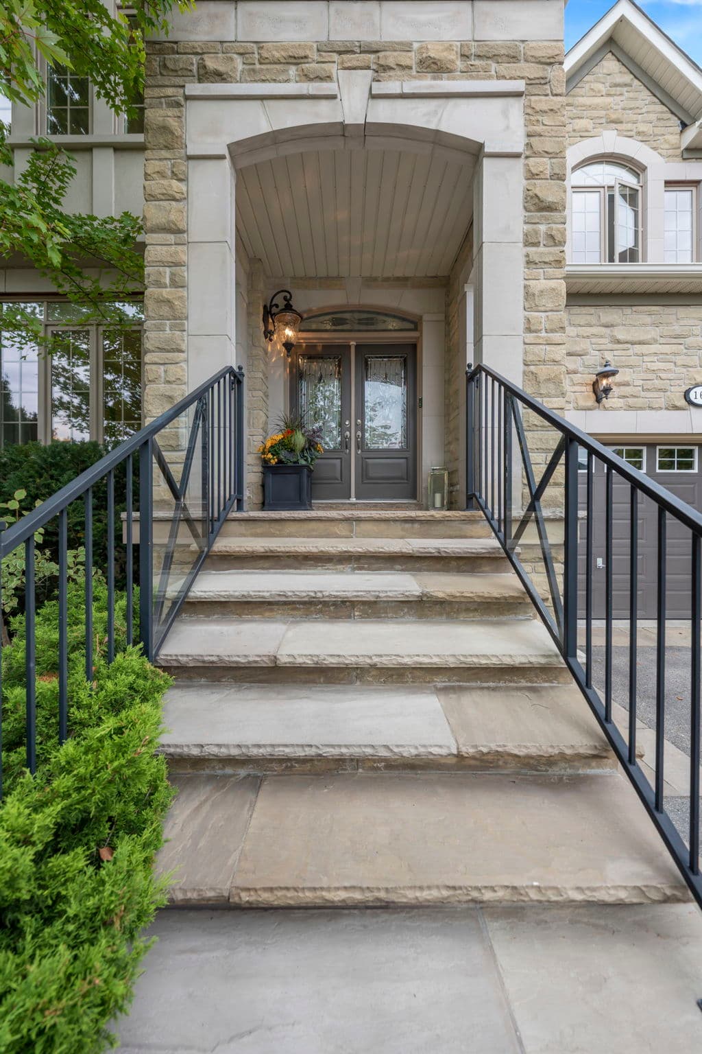 165 Thornhill Woods Dr Vaughan, ON L4J 8R7