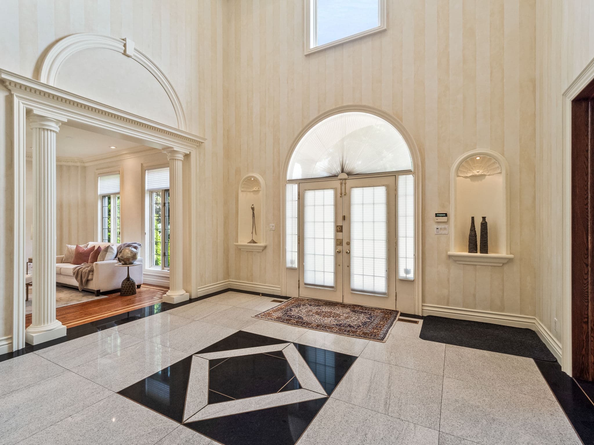 17 Paddock Ct Toronto, ON M2L 2A7