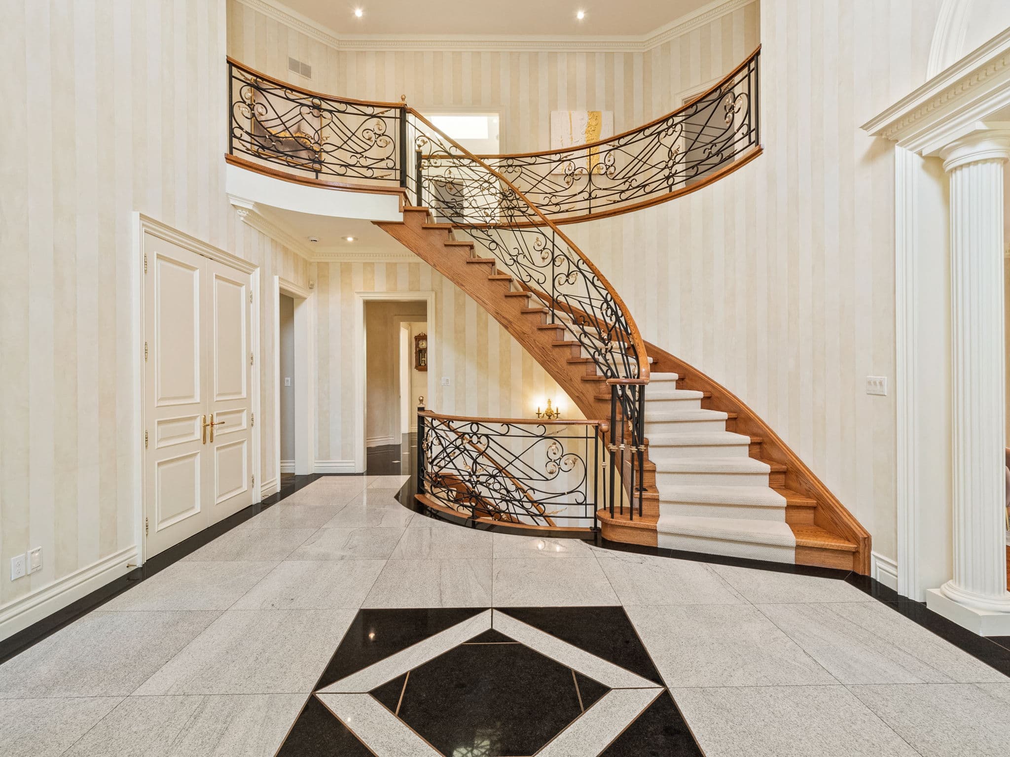 17 Paddock Ct Toronto, ON M2L 2A7
