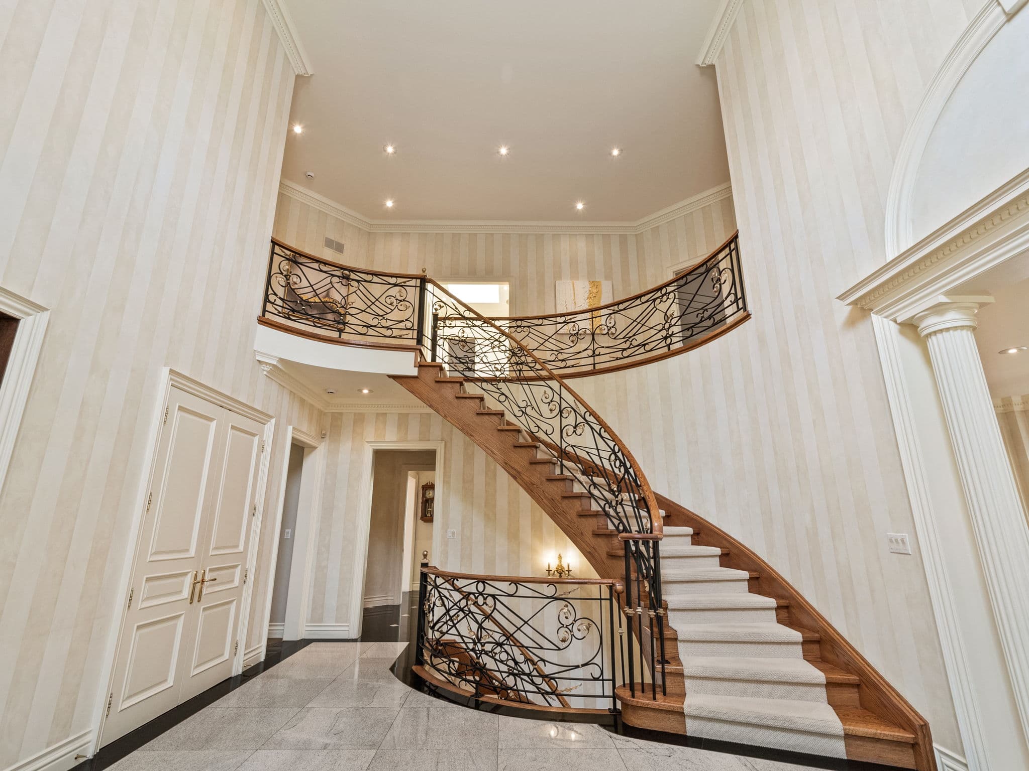 17 Paddock Ct Toronto, ON M2L 2A7