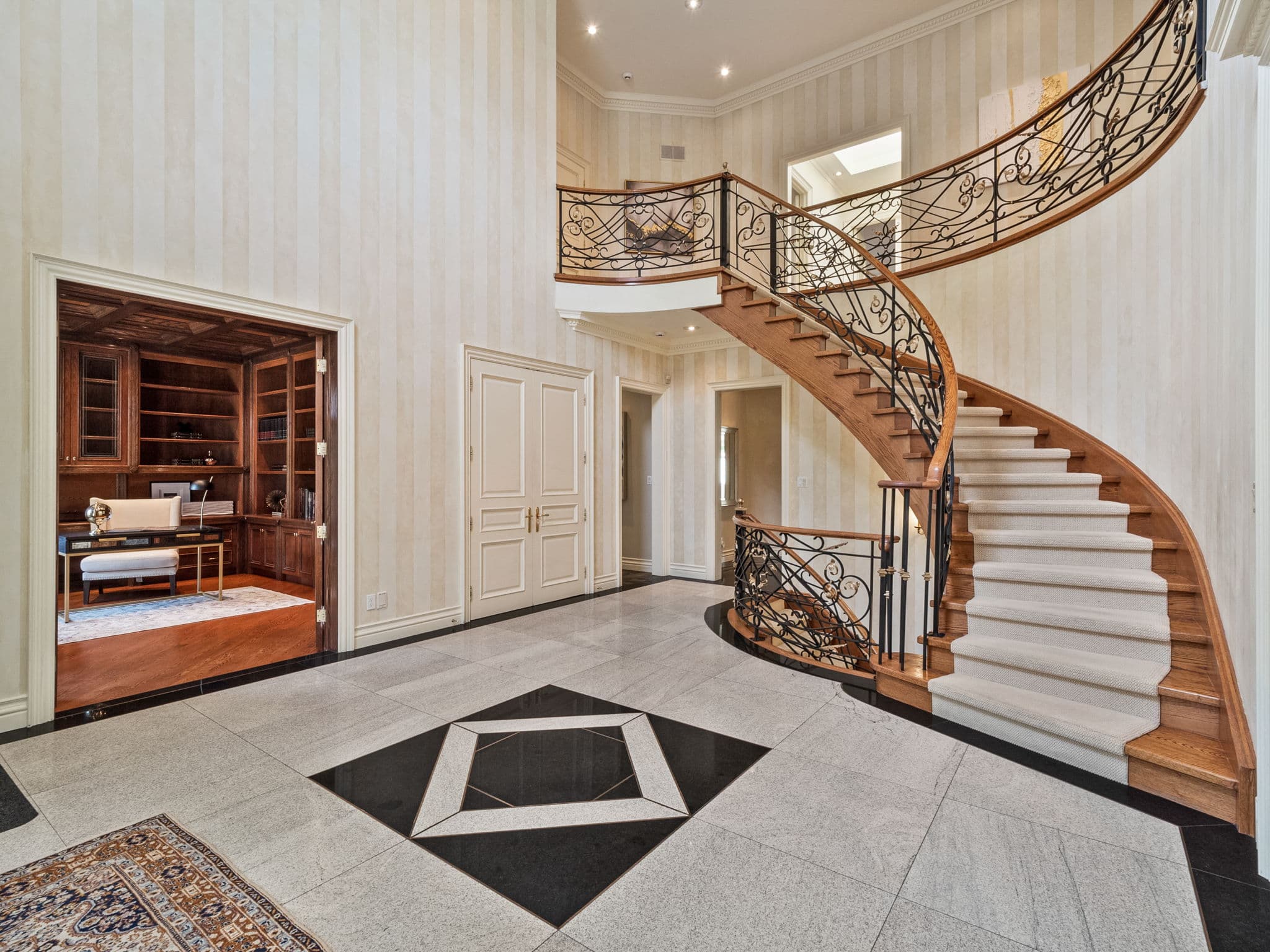 17 Paddock Ct Toronto, ON M2L 2A7