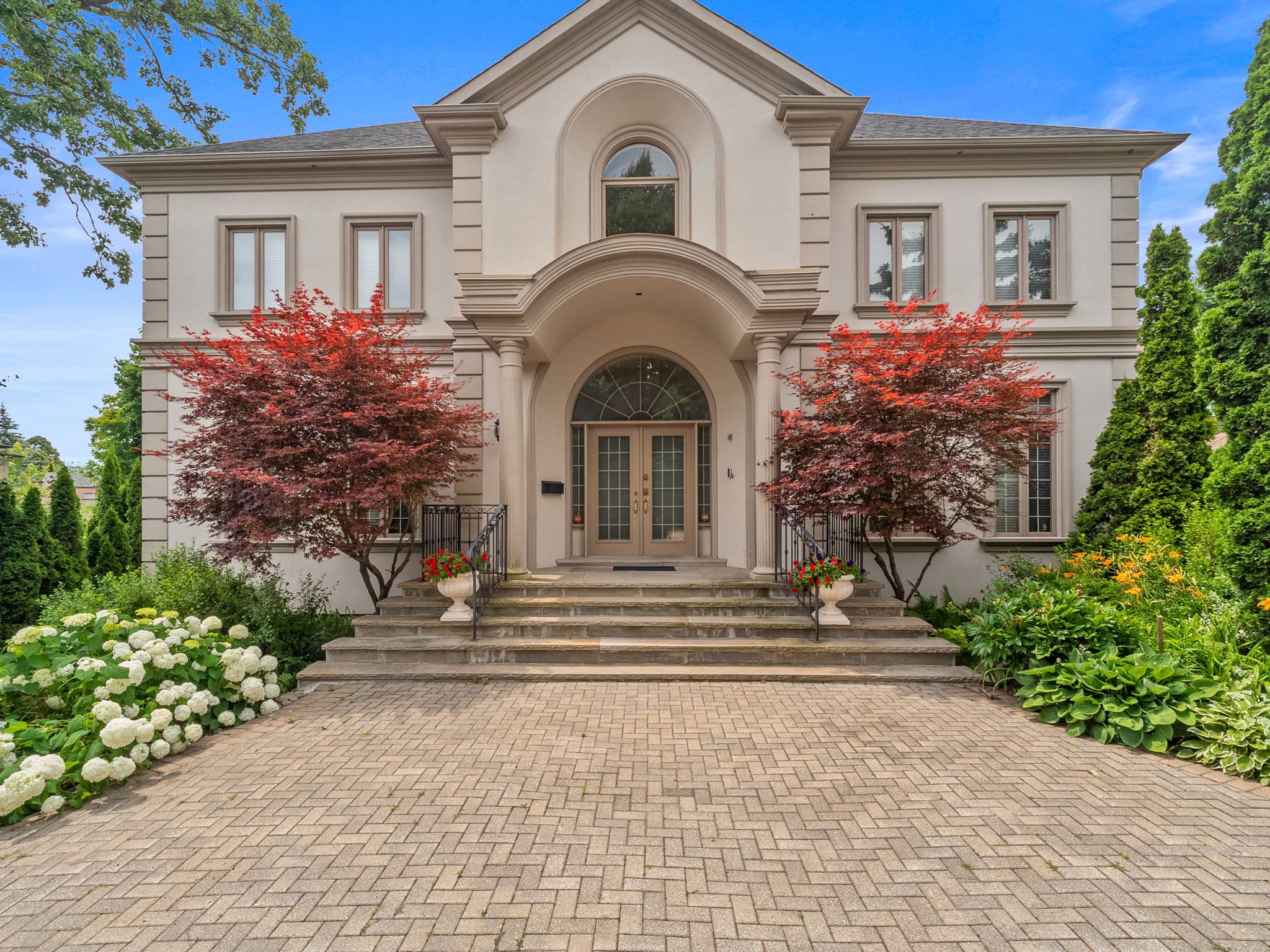 17 Paddock Ct Toronto, ON M2L 2A7