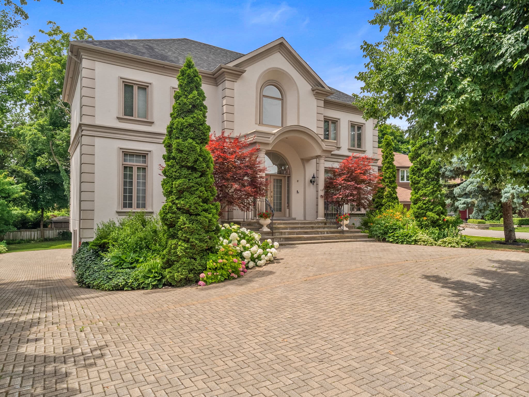 17 Paddock Ct Toronto, ON M2L 2A7