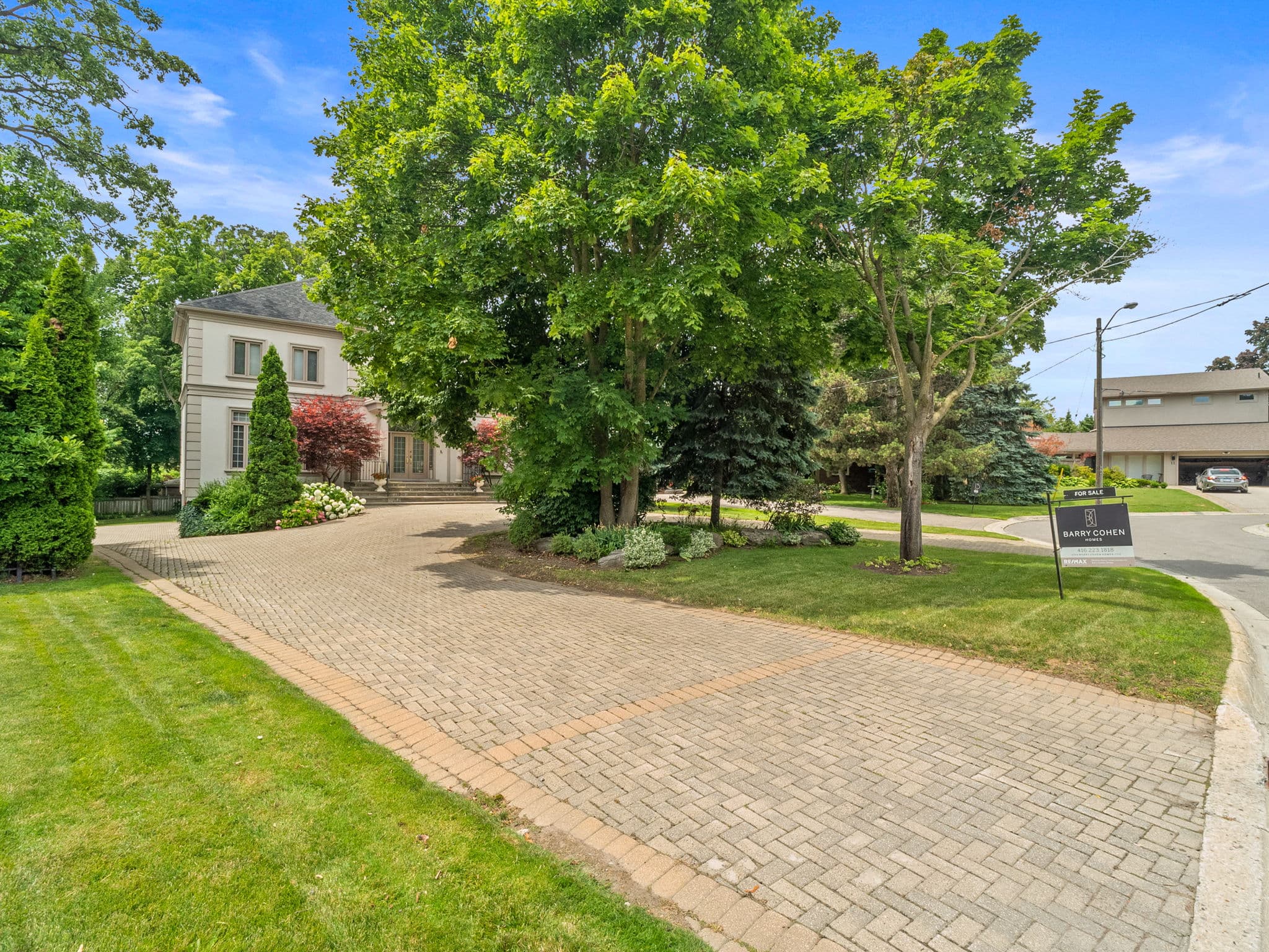 17 Paddock Ct Toronto, ON M2L 2A7