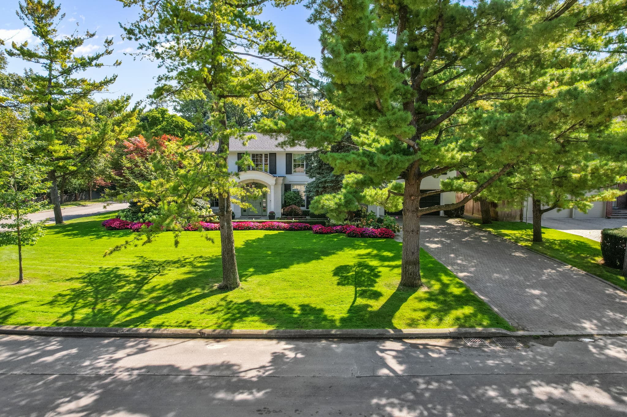 17 Valleyanna Dr Toronto, ON M4N 1J7
