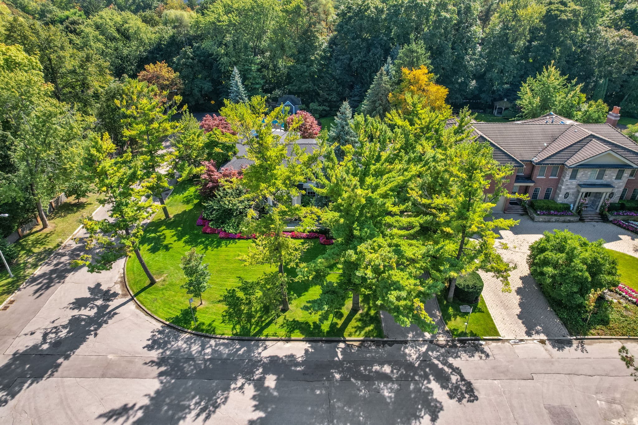 17 Valleyanna Dr Toronto, ON M4N 1J7