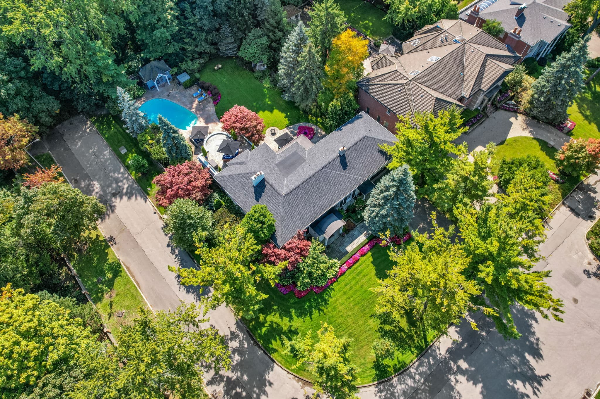 17 Valleyanna Dr Toronto, ON M4N 1J7