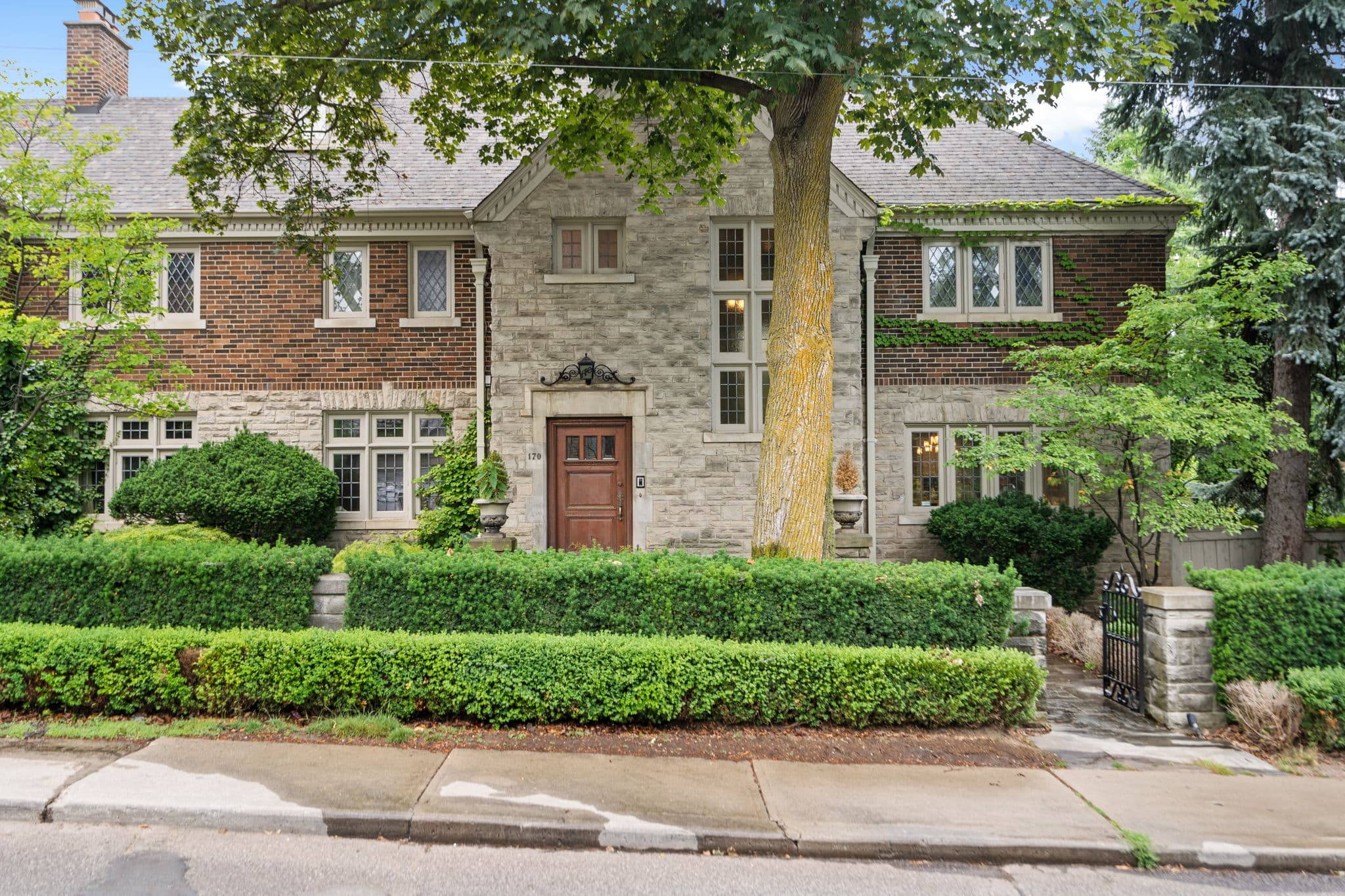 170 Forest Hill Rd Toronto, ON M5P 2N4