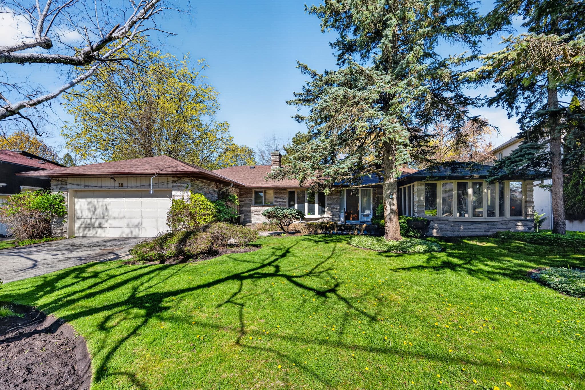 18 Brian Cliff Dr Toronto, ON M3B 2G2