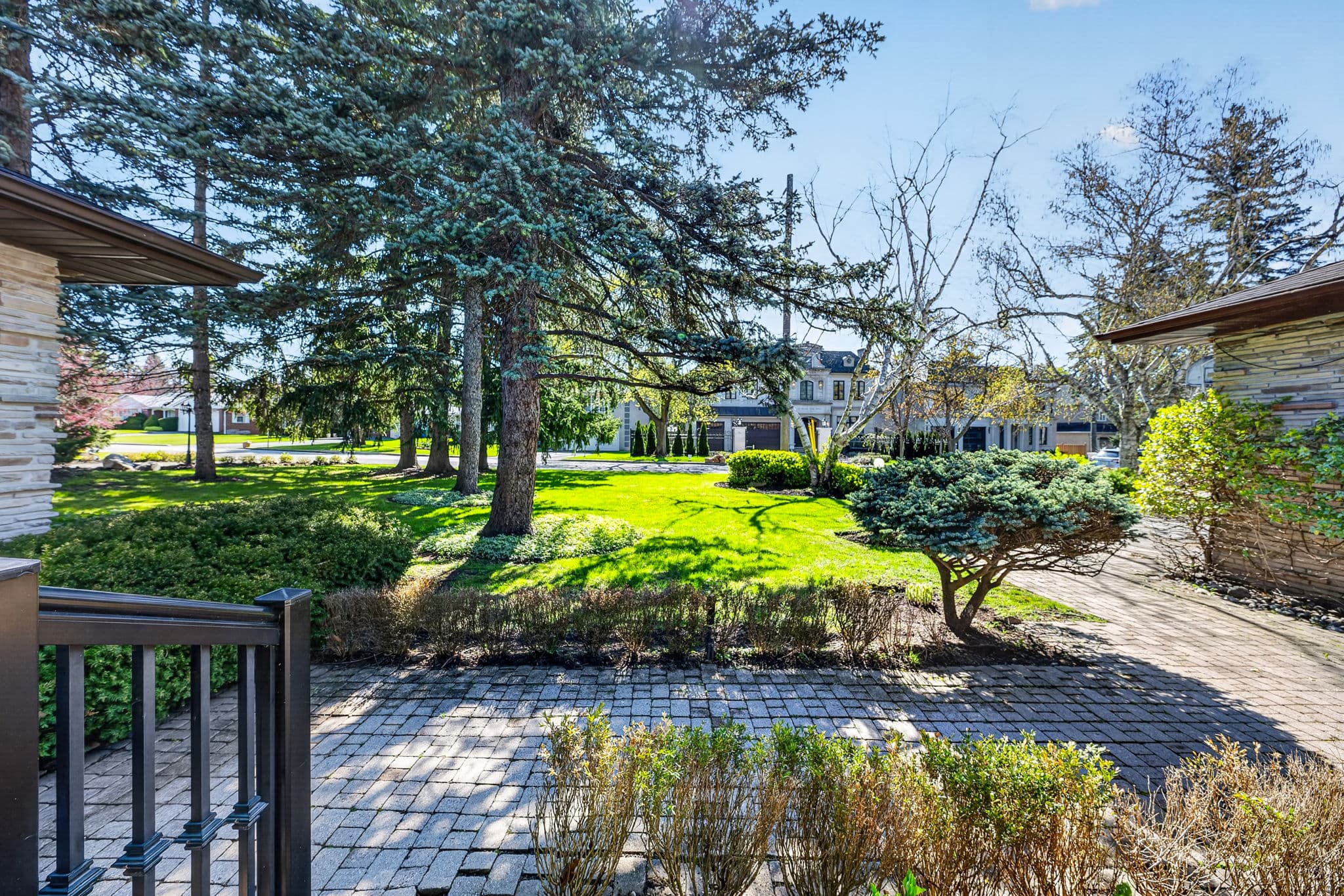 18 Brian Cliff Dr Toronto, ON M3B 2G2