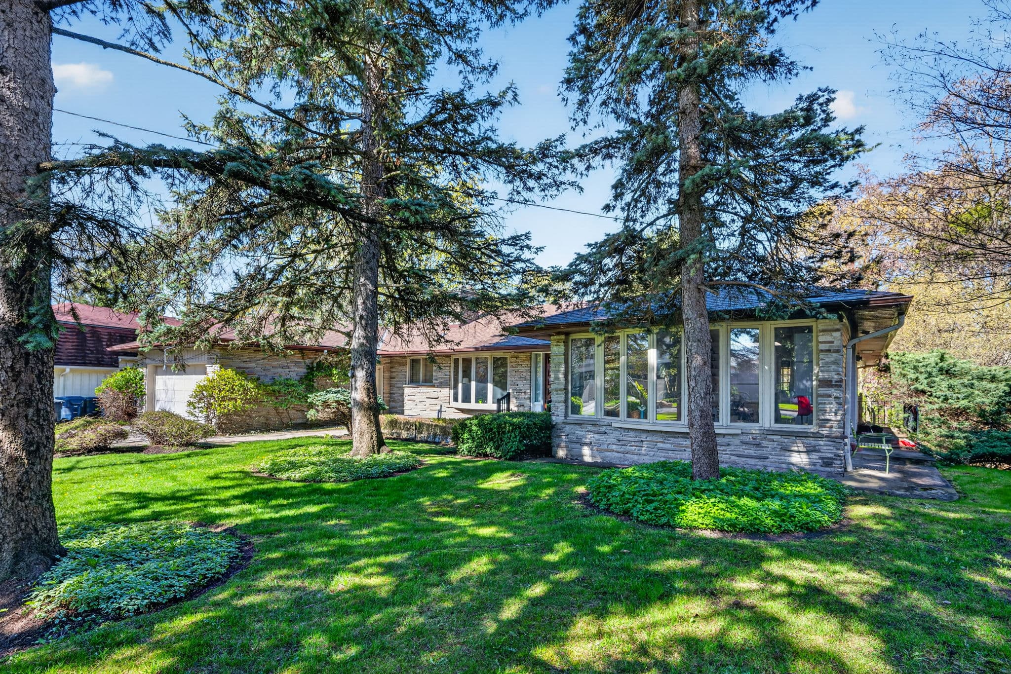 18 Brian Cliff Dr Toronto, ON M3B 2G2