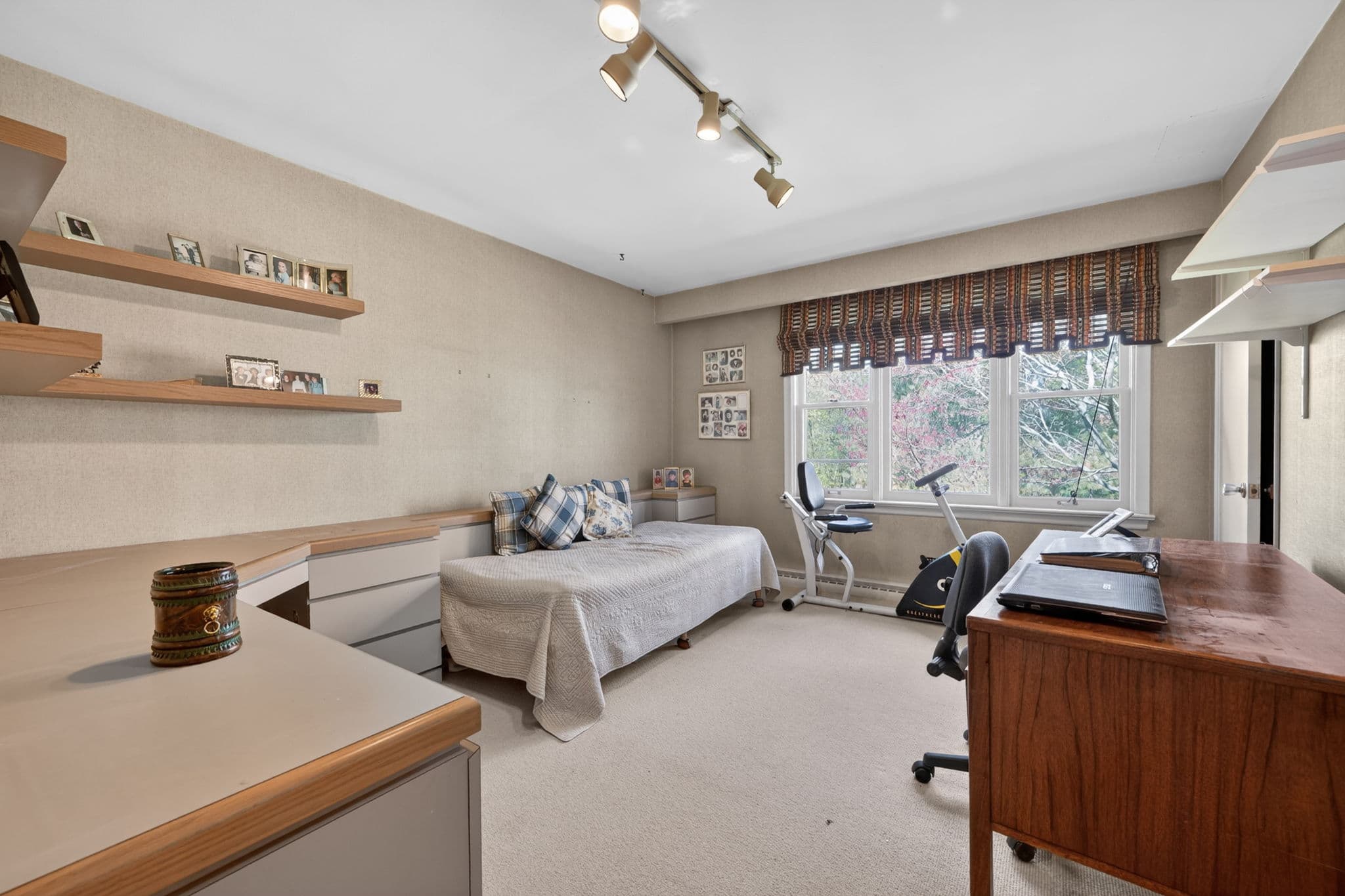 18 Brian Cliff Dr Toronto, ON M3B 2G2