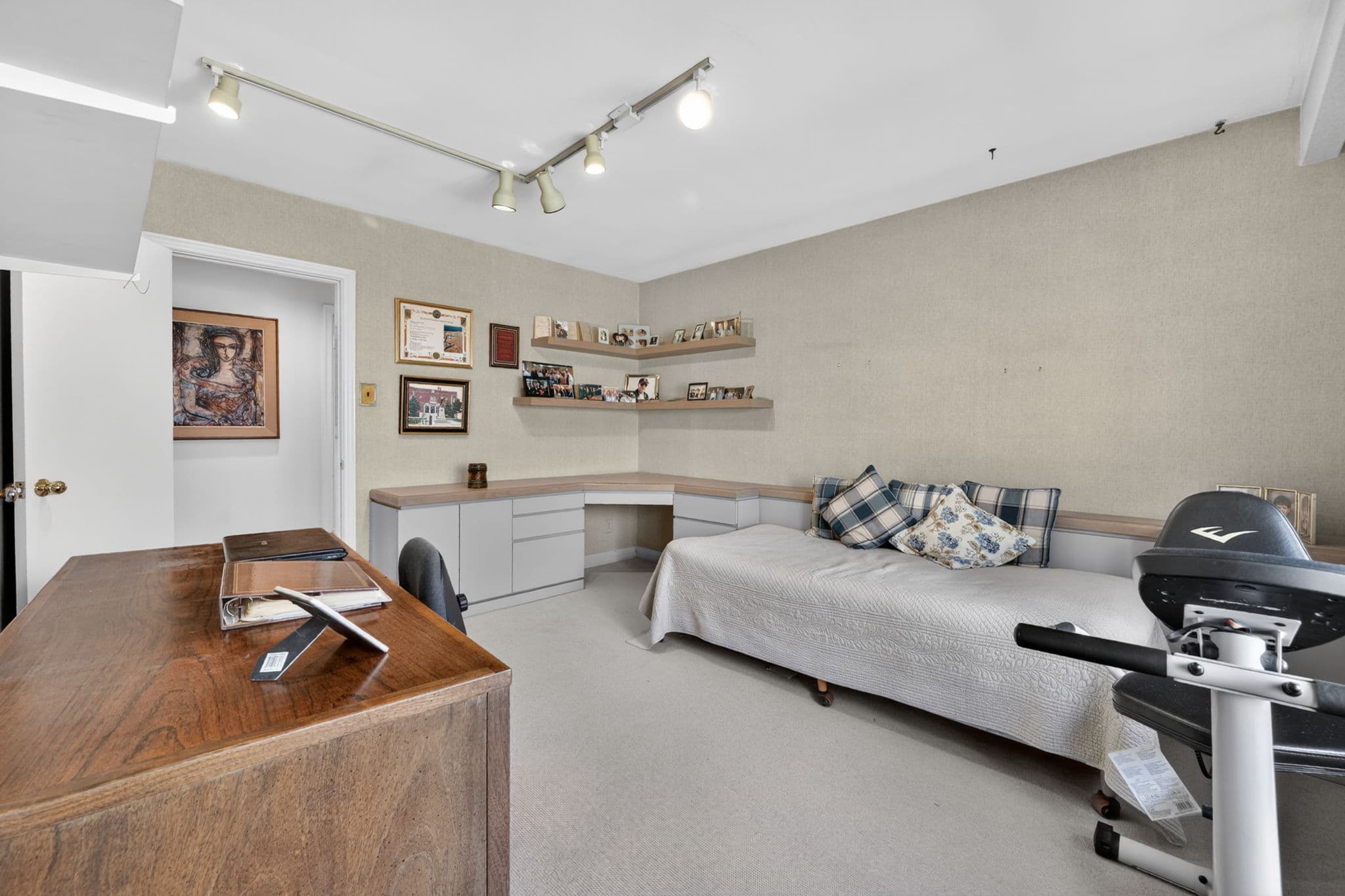 18 Brian Cliff Dr Toronto, ON M3B 2G2