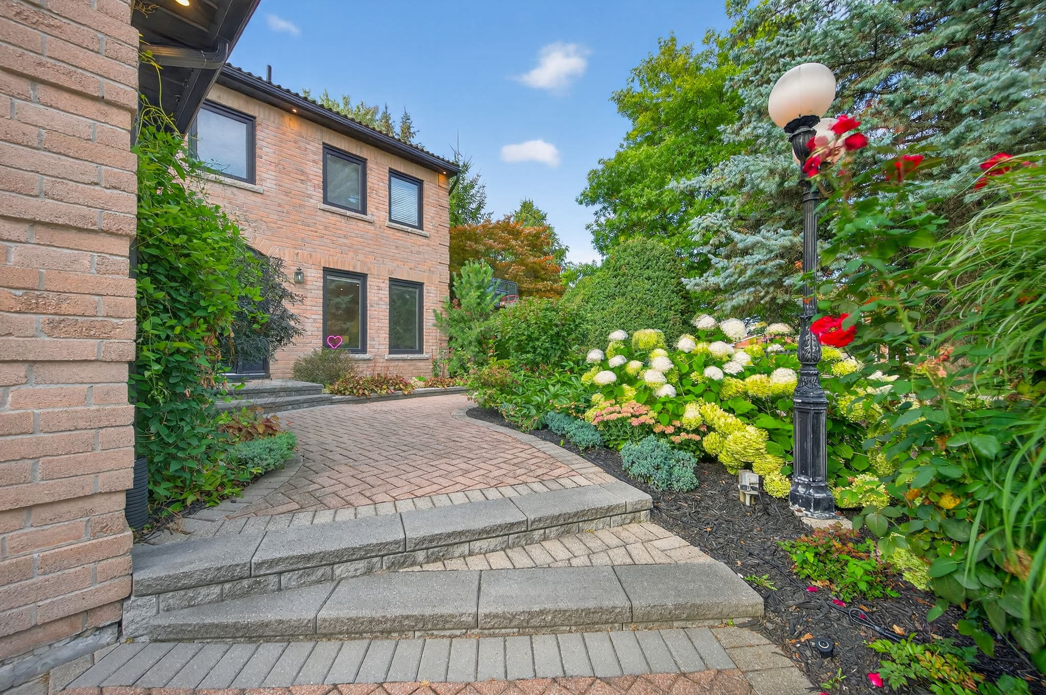 18 Cranberry Ln Aurora, ON L4G 5Y1