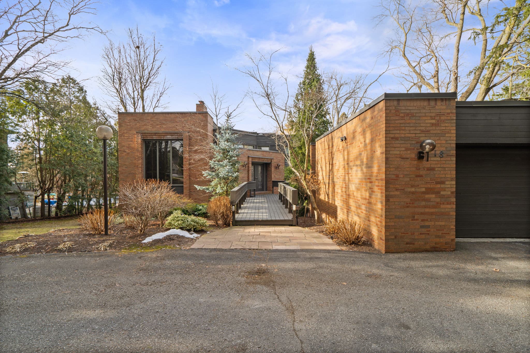 18 Old English Ln Markham, ON L3T 2T9