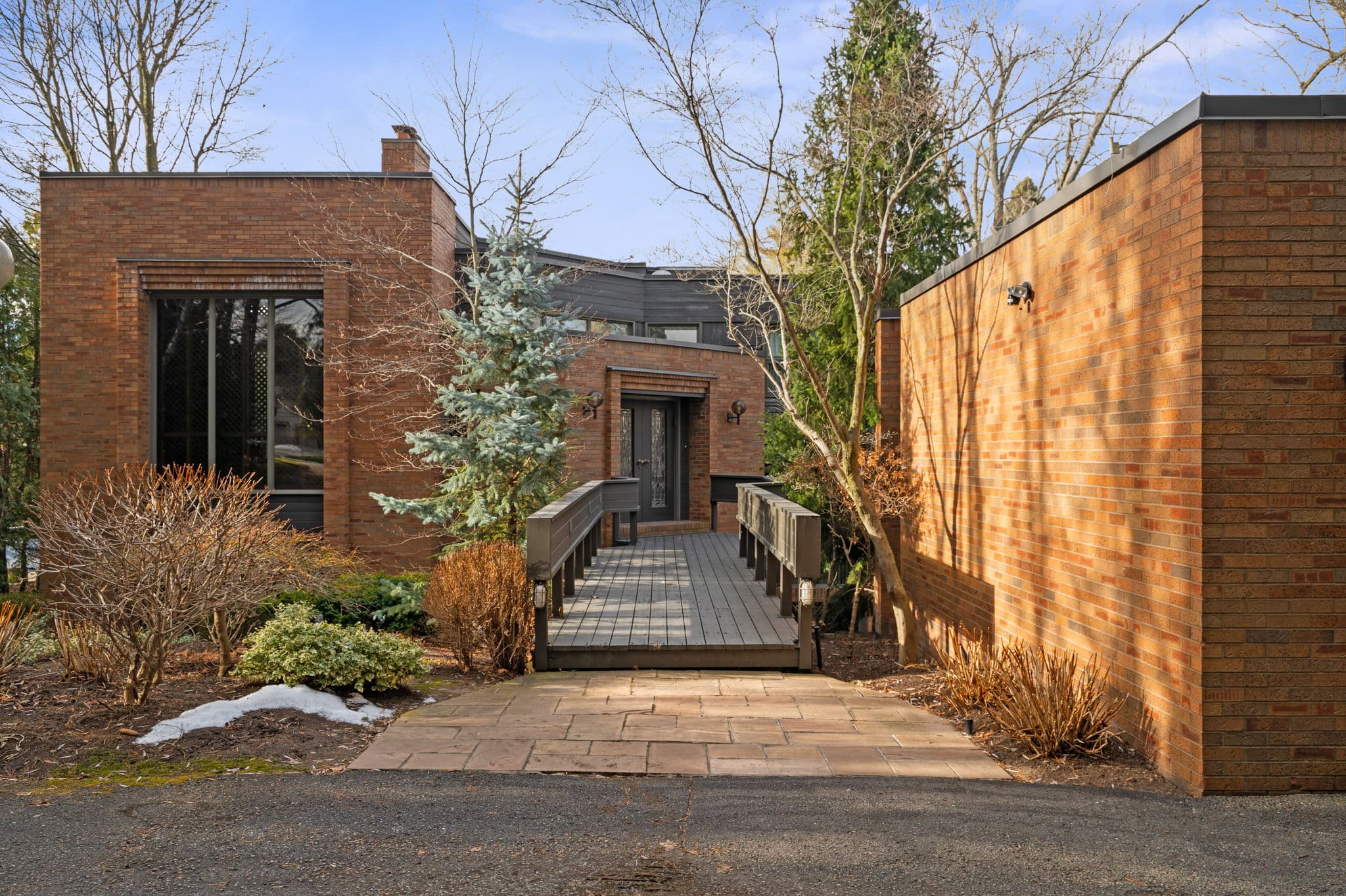 18 Old English Ln Markham, ON L3T 2T9