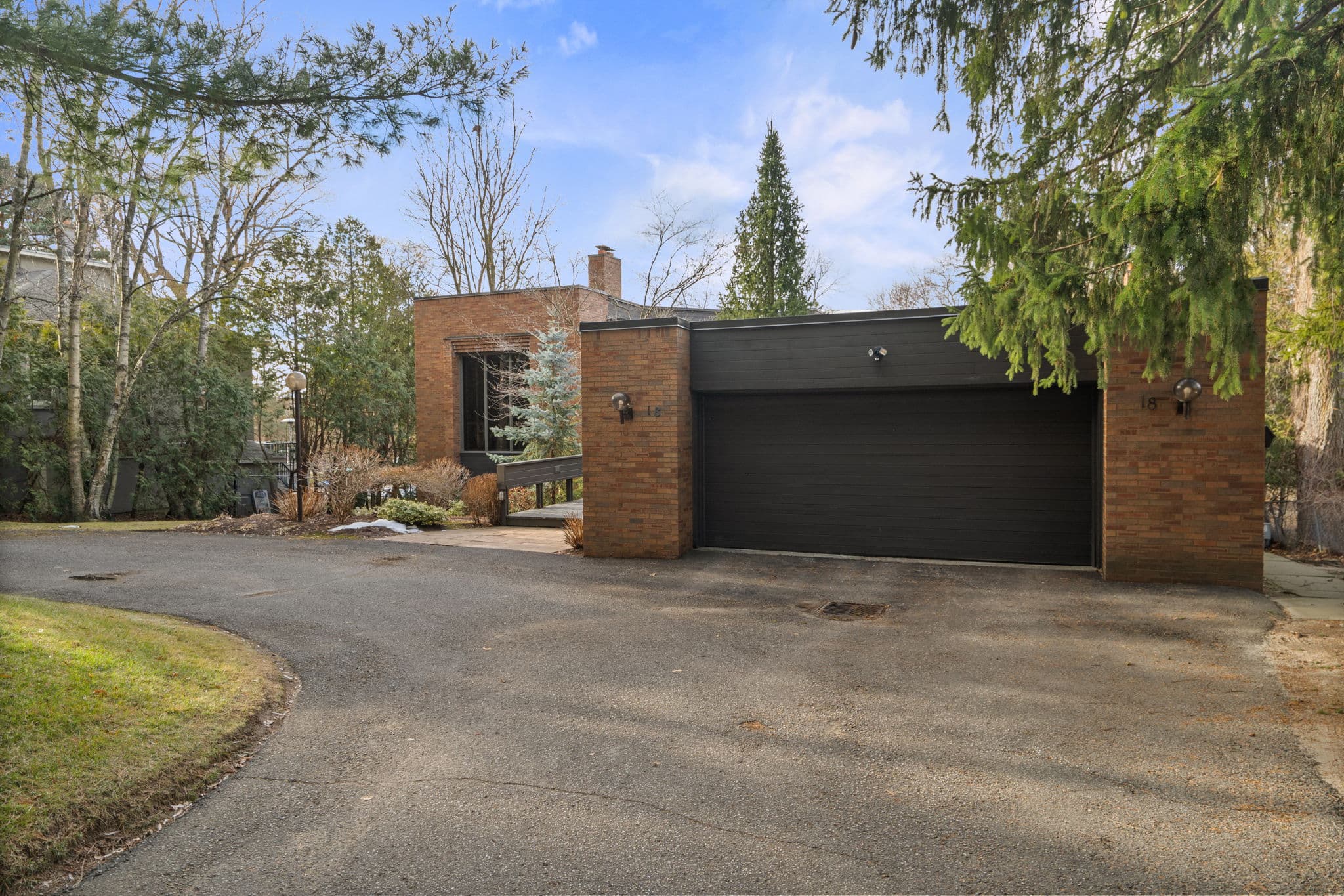 18 Old English Ln Markham, ON L3T 2T9