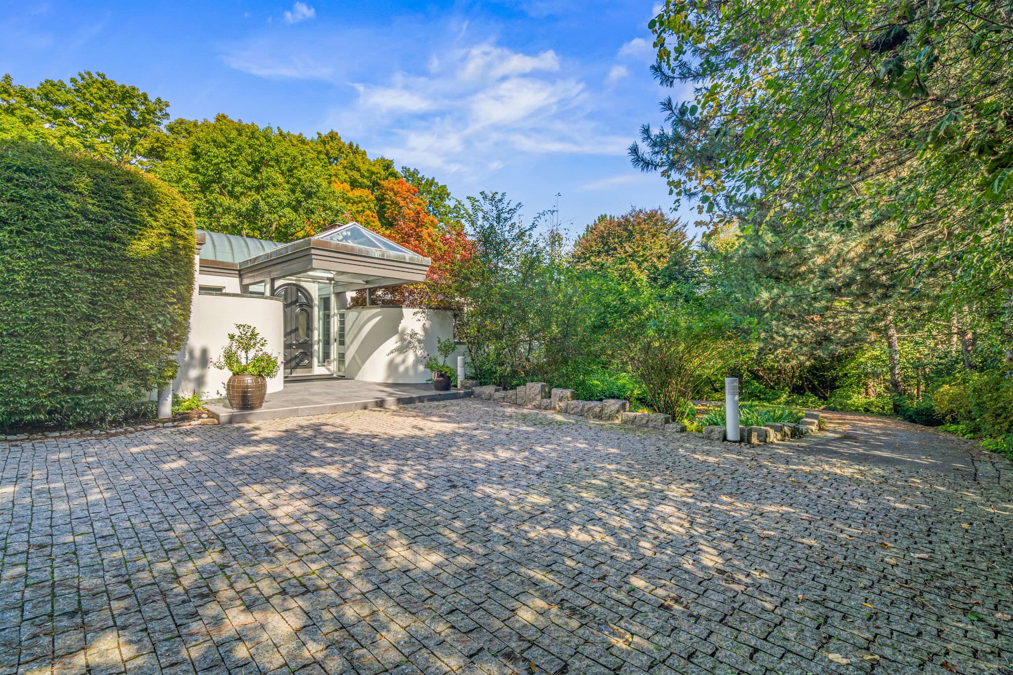 18 Timberglade Ct. Toronto, ON M2L 2Y2