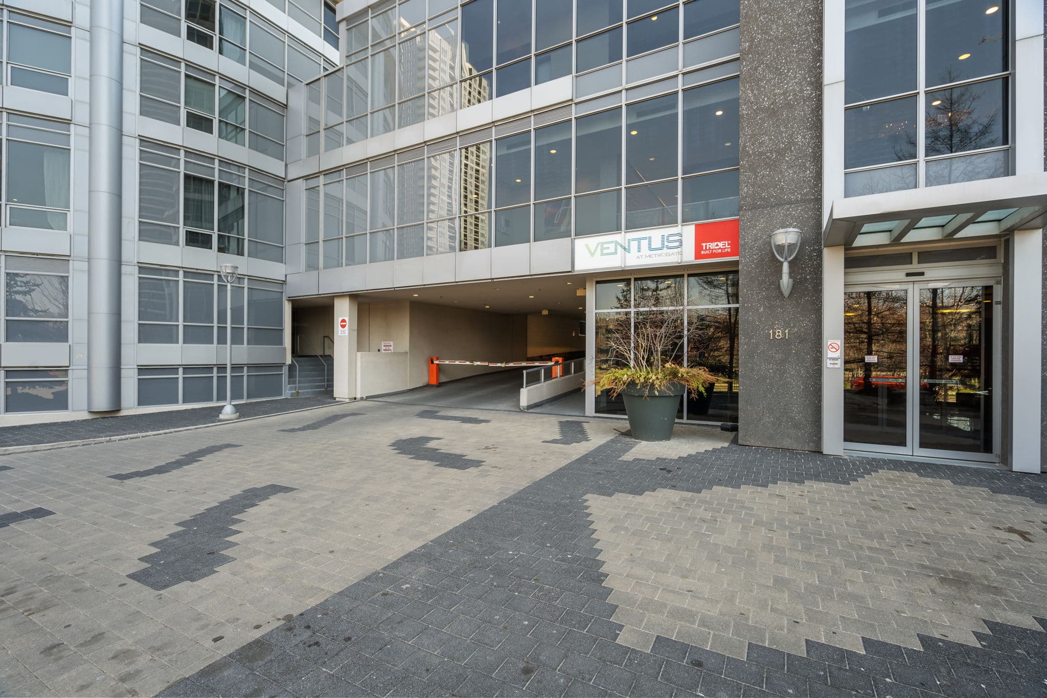 181 Village Green Square 1818 Toronto, ON M1S 0K6