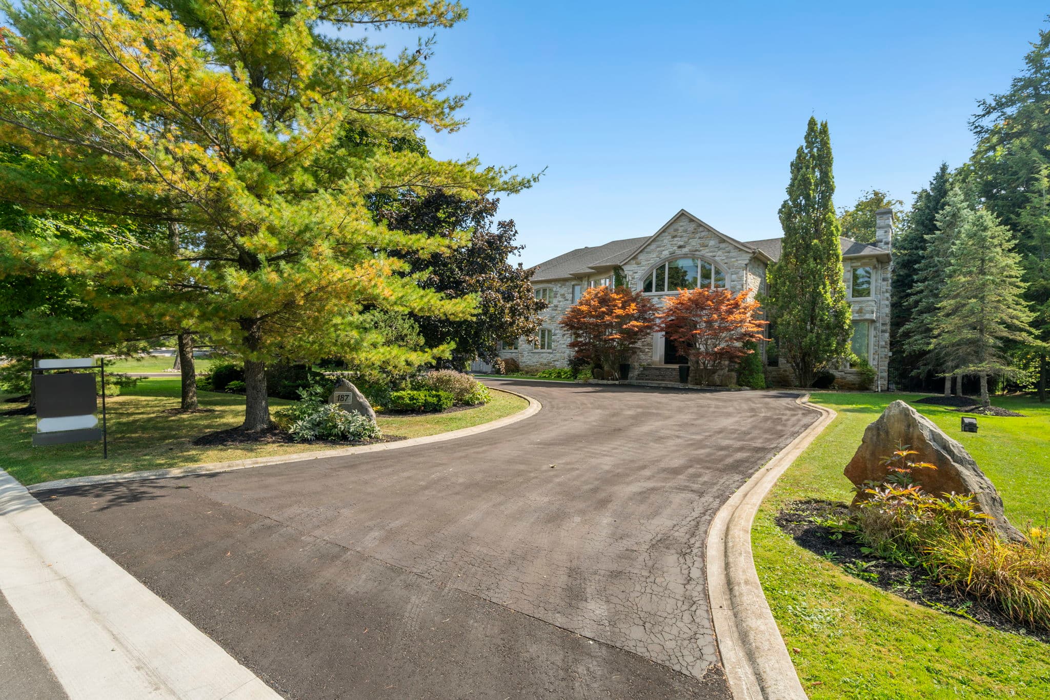 187 Mattucci Ct Vaughan, ON L4L 8Z1