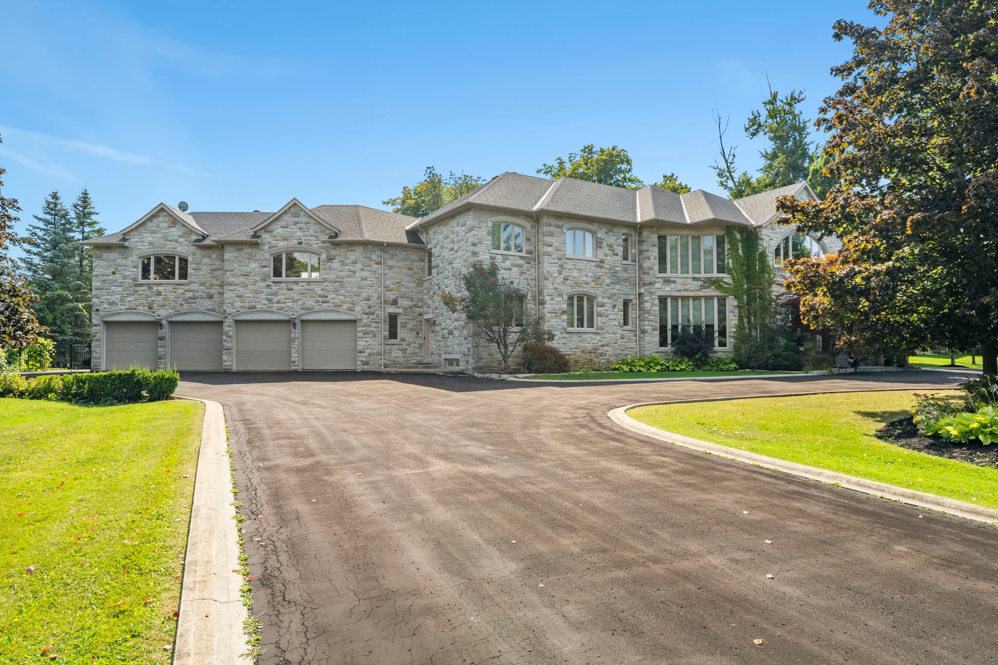 187 Mattucci Ct Vaughan, ON L4L 8Z1