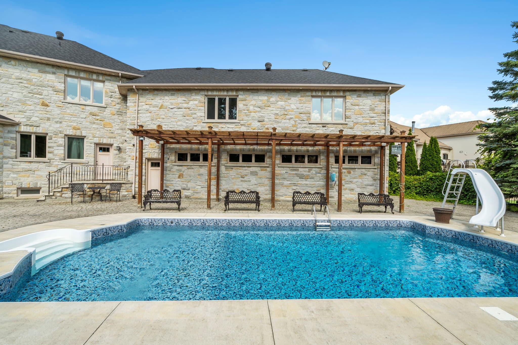 187 Mattucci Ct Vaughan, ON L4L 8Z1