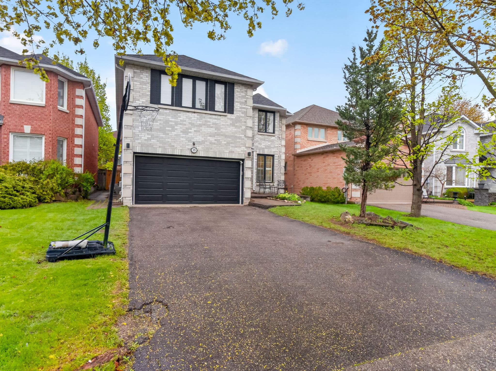 19 Arvida Dr Vaughan, ON L4J 7X8