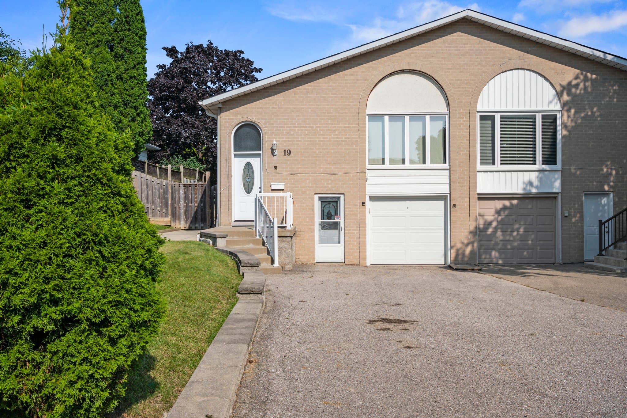 19 Gainsborough Rd Brampton, ON L6S 1X2