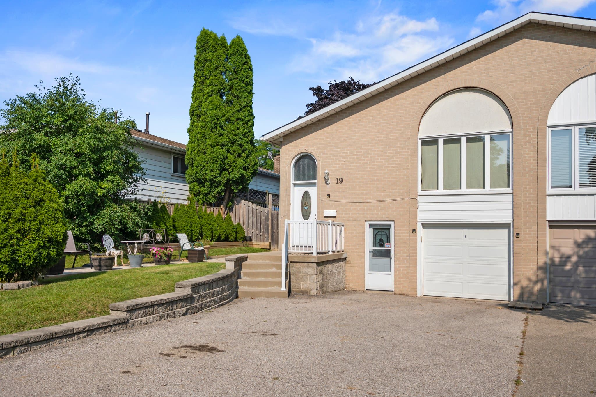 19 Gainsborough Rd Brampton, ON L6S 1X2