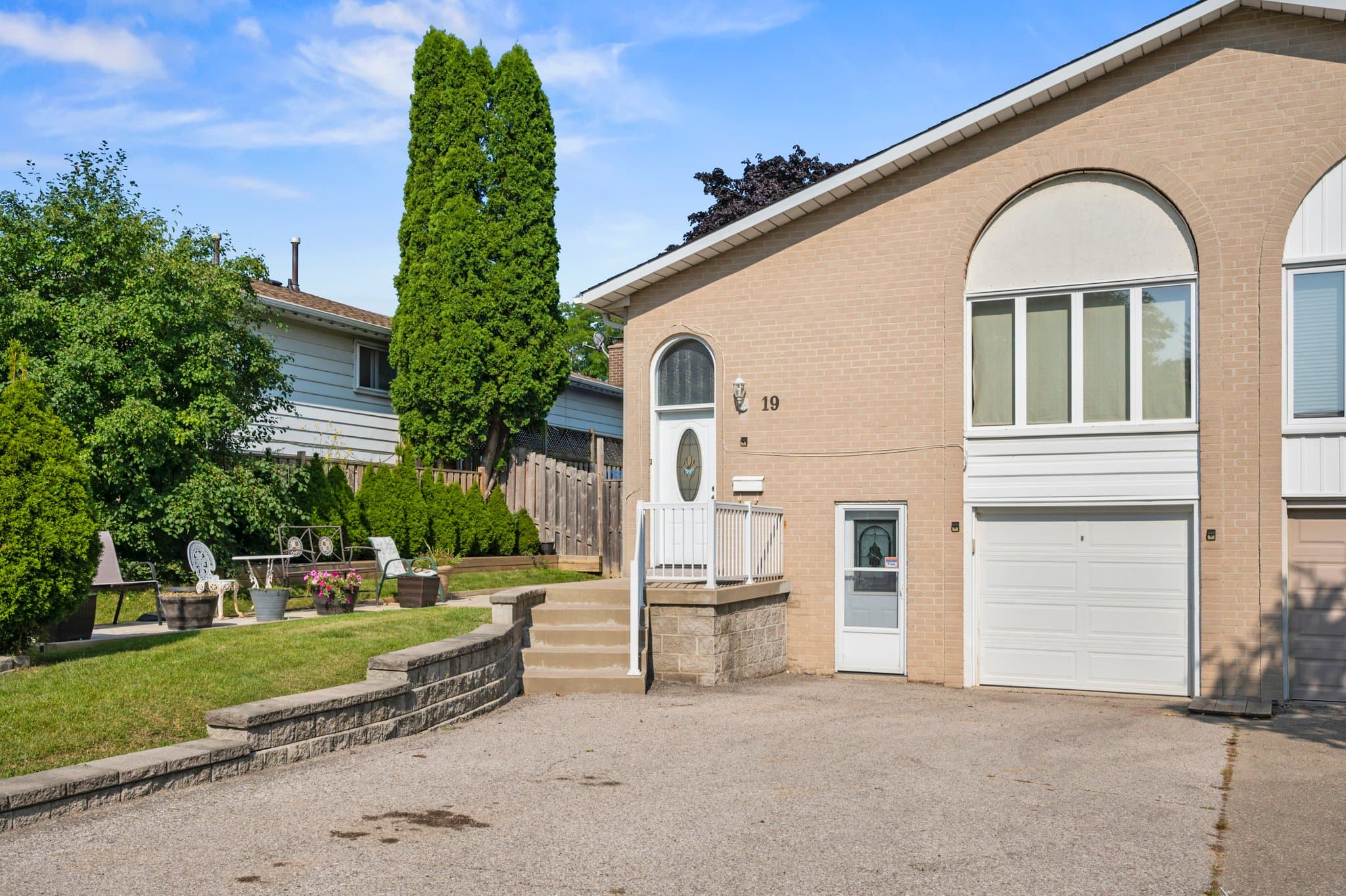 19 Gainsborough Rd Brampton, ON L6S 1X2