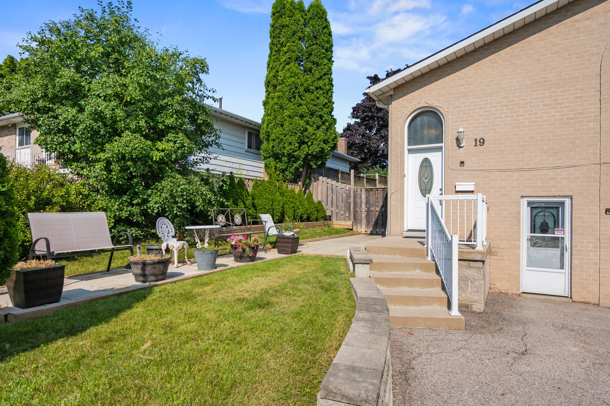 19 Gainsborough Rd Brampton, ON L6S 1X2