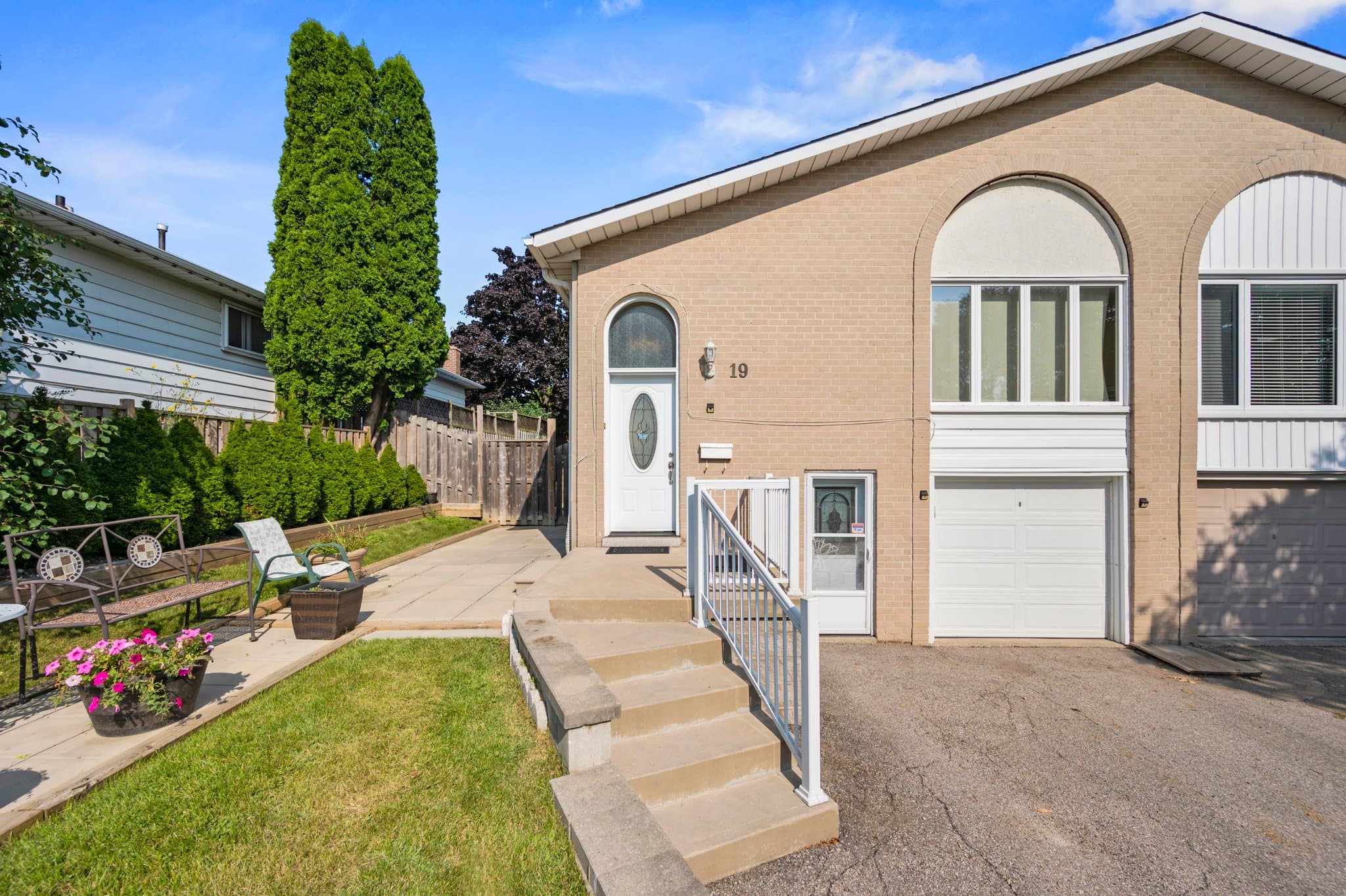 19 Gainsborough Rd Brampton, ON L6S 1X2