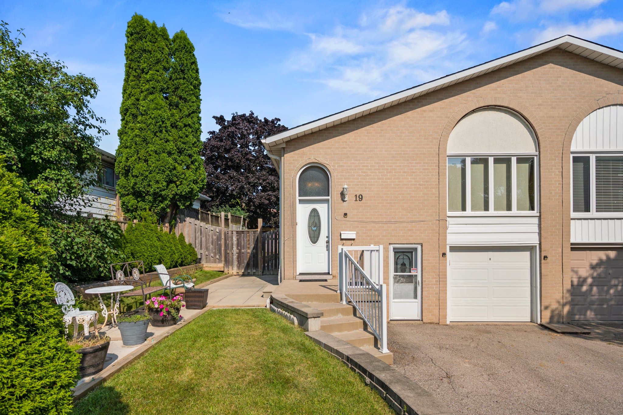 19 Gainsborough Rd Brampton, ON L6S 1X2