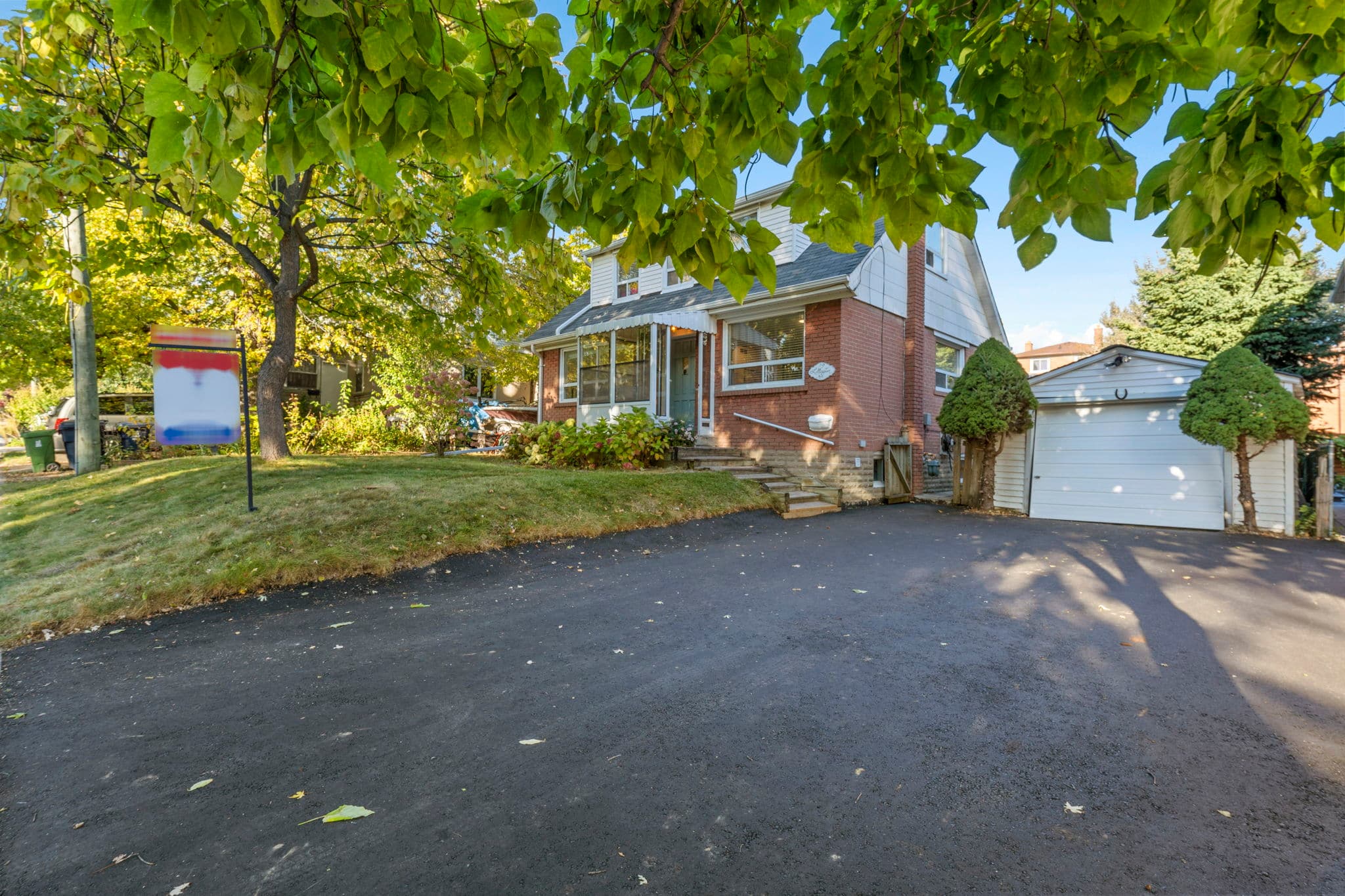 19 Lillington Ave Toronto, ON M1N 3K4