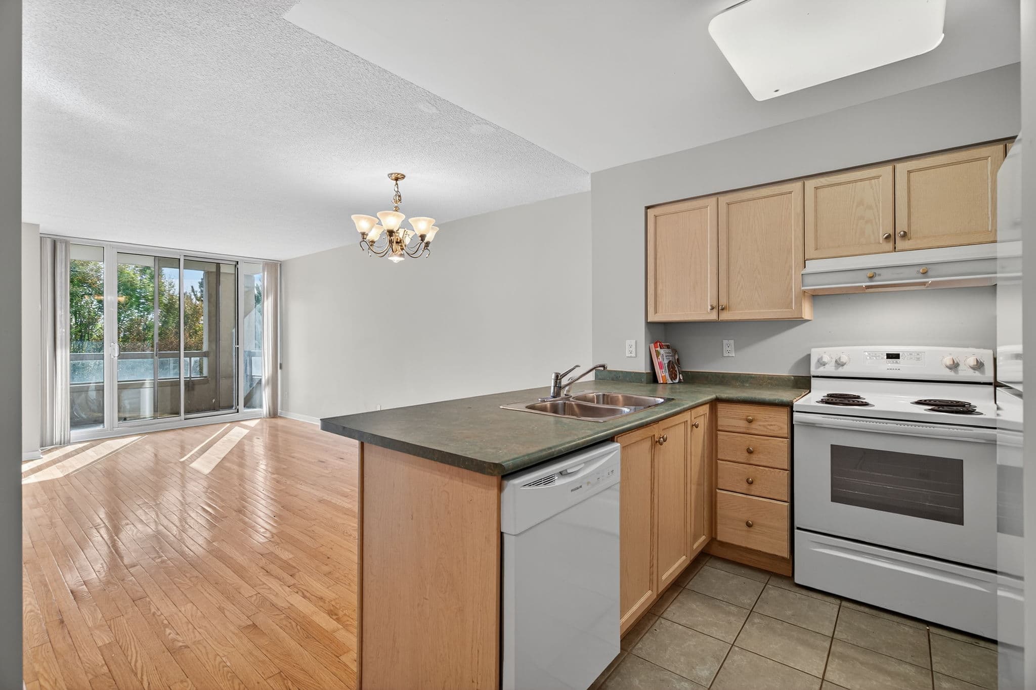 19 Northern Heights Dr 311 Richmond Hill, ON L4B 4M4
