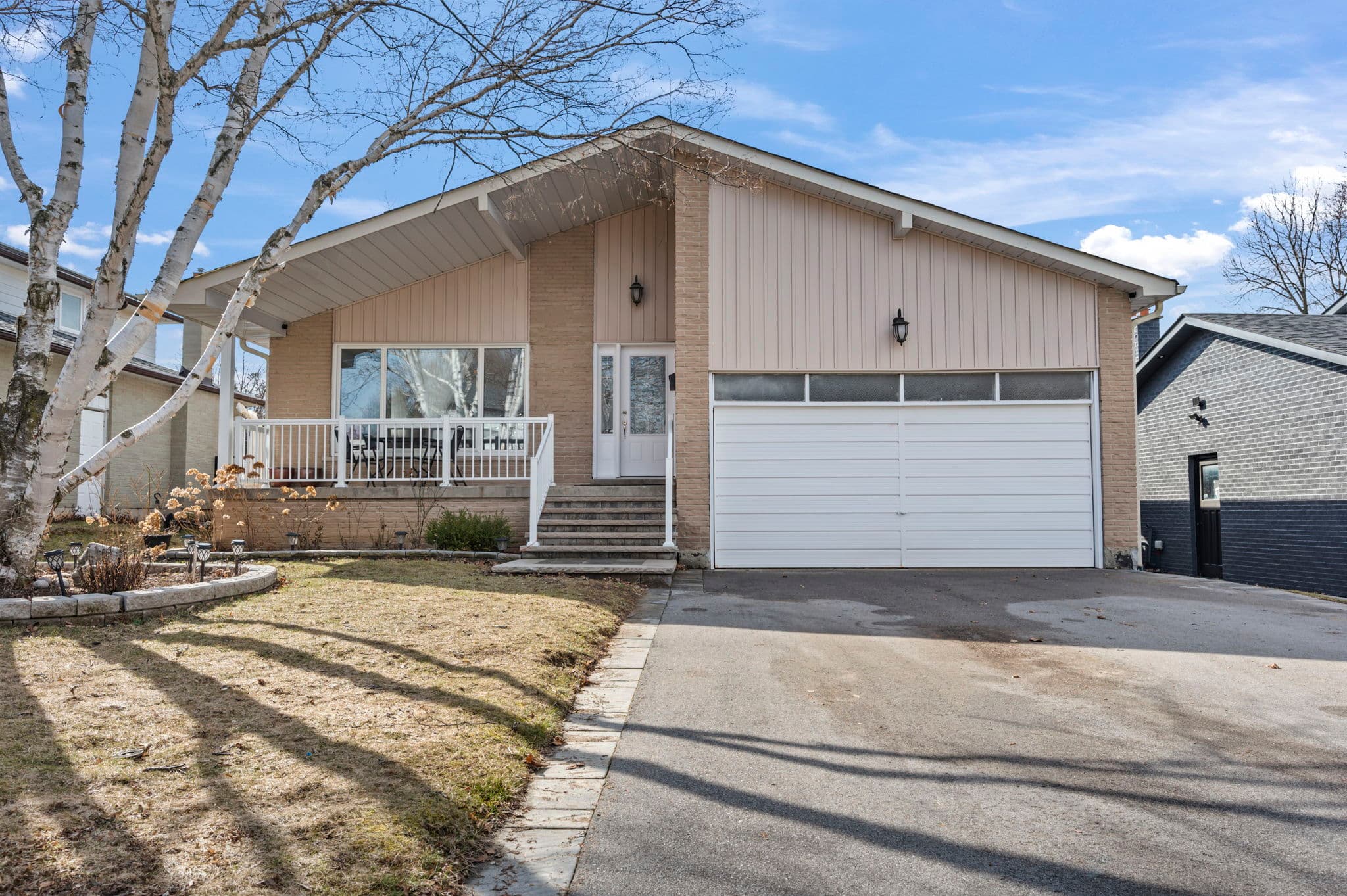 194 Romfield Circuit Markham, ON L3T 3J1