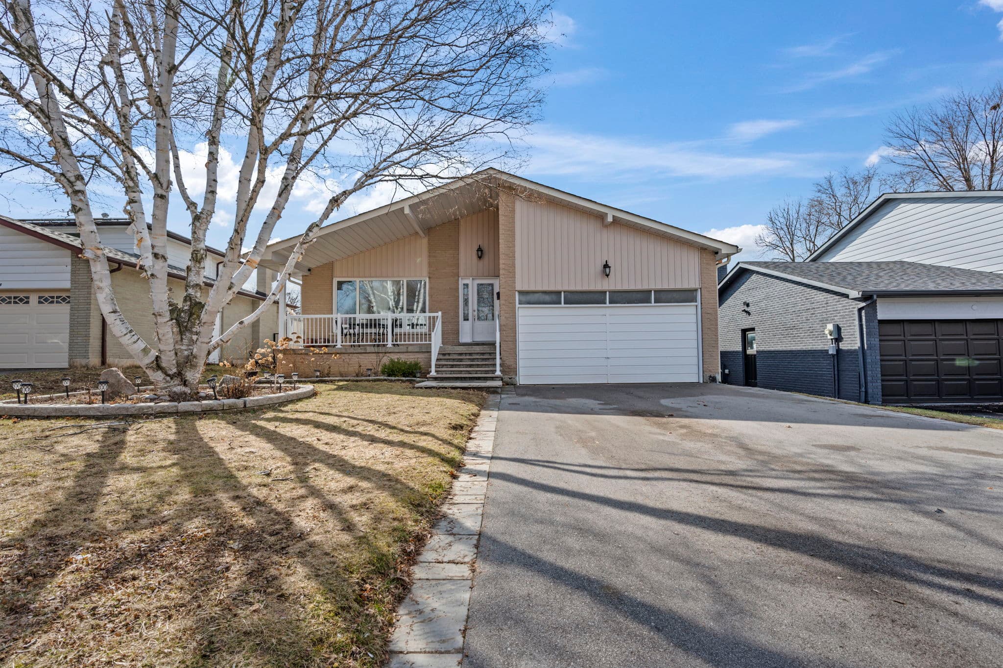 194 Romfield Circuit Markham, ON L3T 3J1
