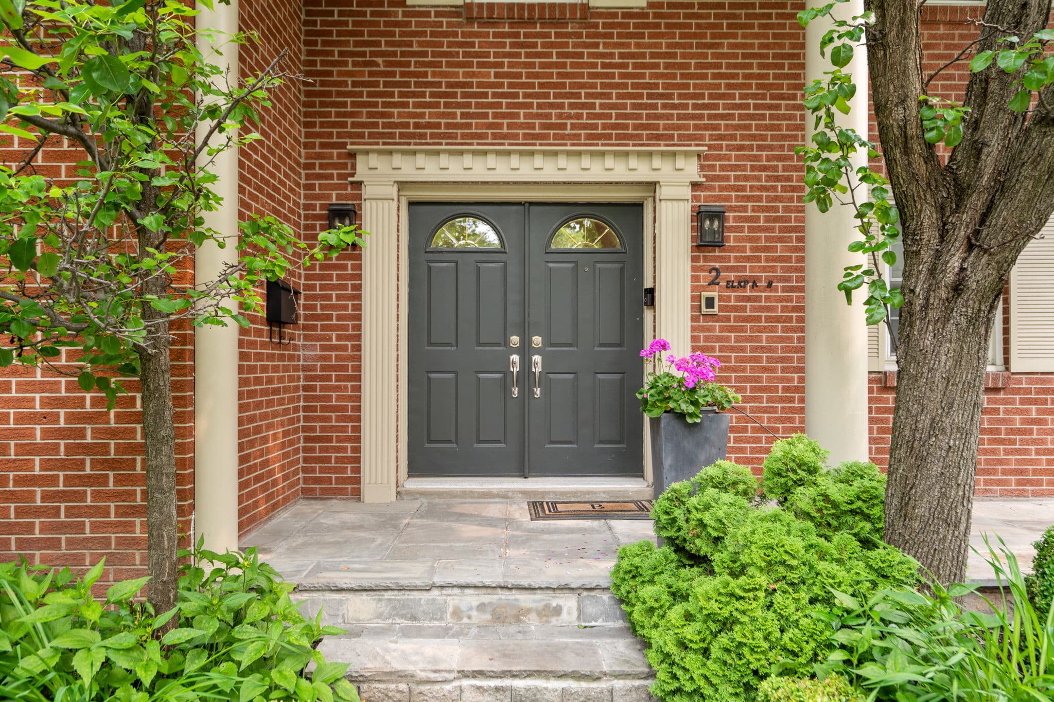 2 Elkpath Ave Toronto, ON M2L 2W1