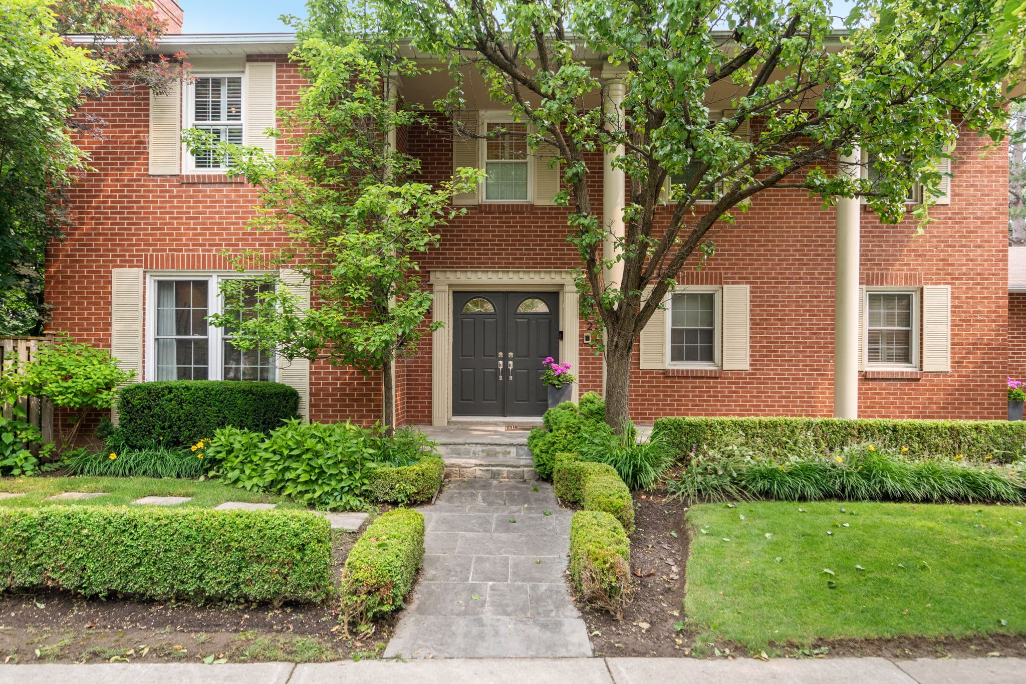 2 Elkpath Ave Toronto, ON M2L 2W1