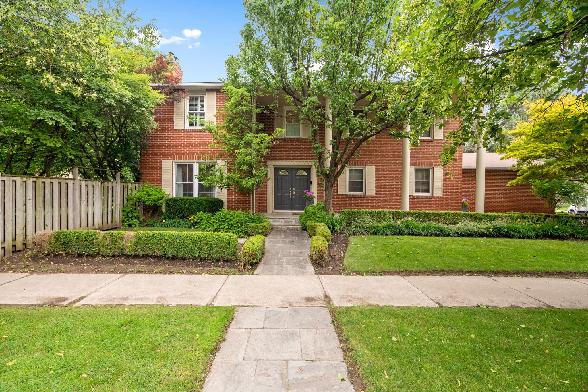 2 Elkpath Ave Toronto, ON M2L 2W1