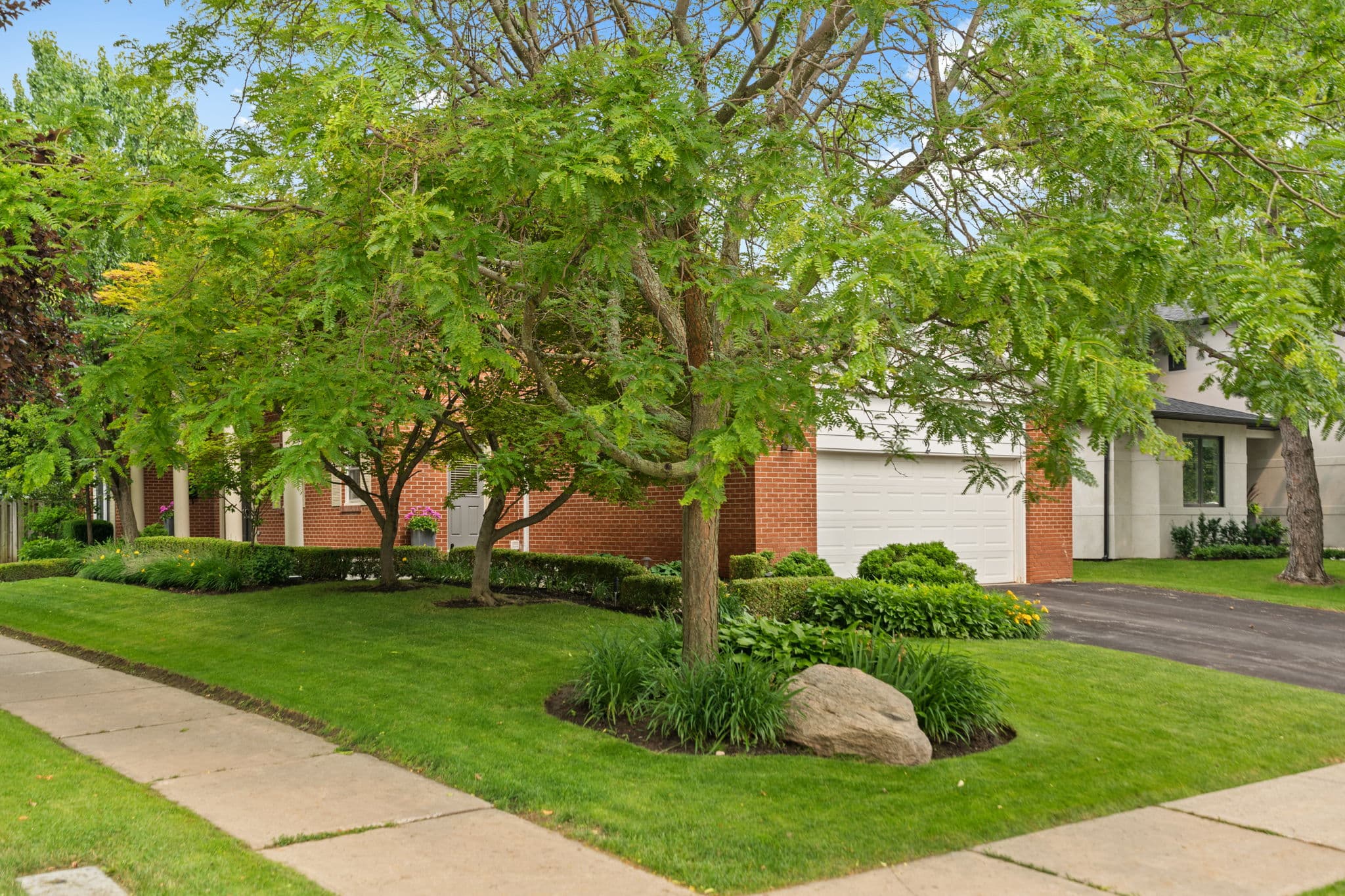 2 Elkpath Ave Toronto, ON M2L 2W1