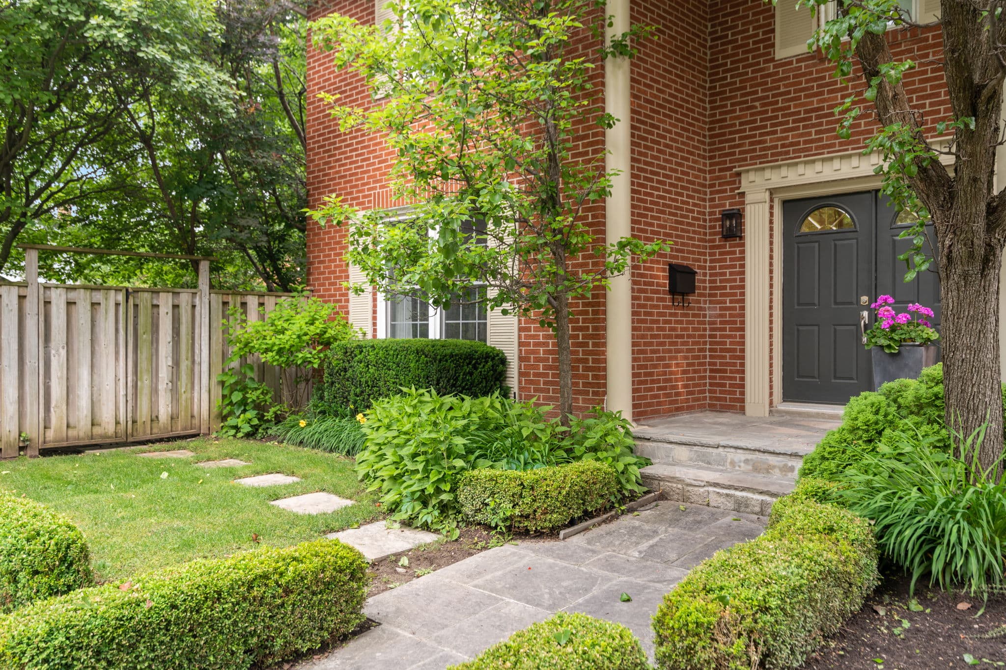 2 Elkpath Ave Toronto, ON M2L 2W1