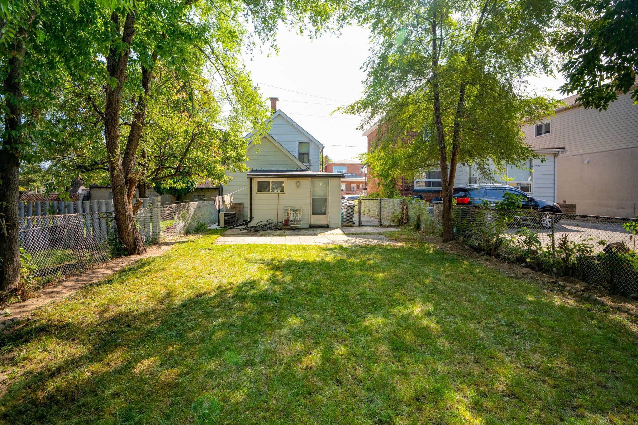 2 Goldwin Ave Toronto, ON M6M 2C4