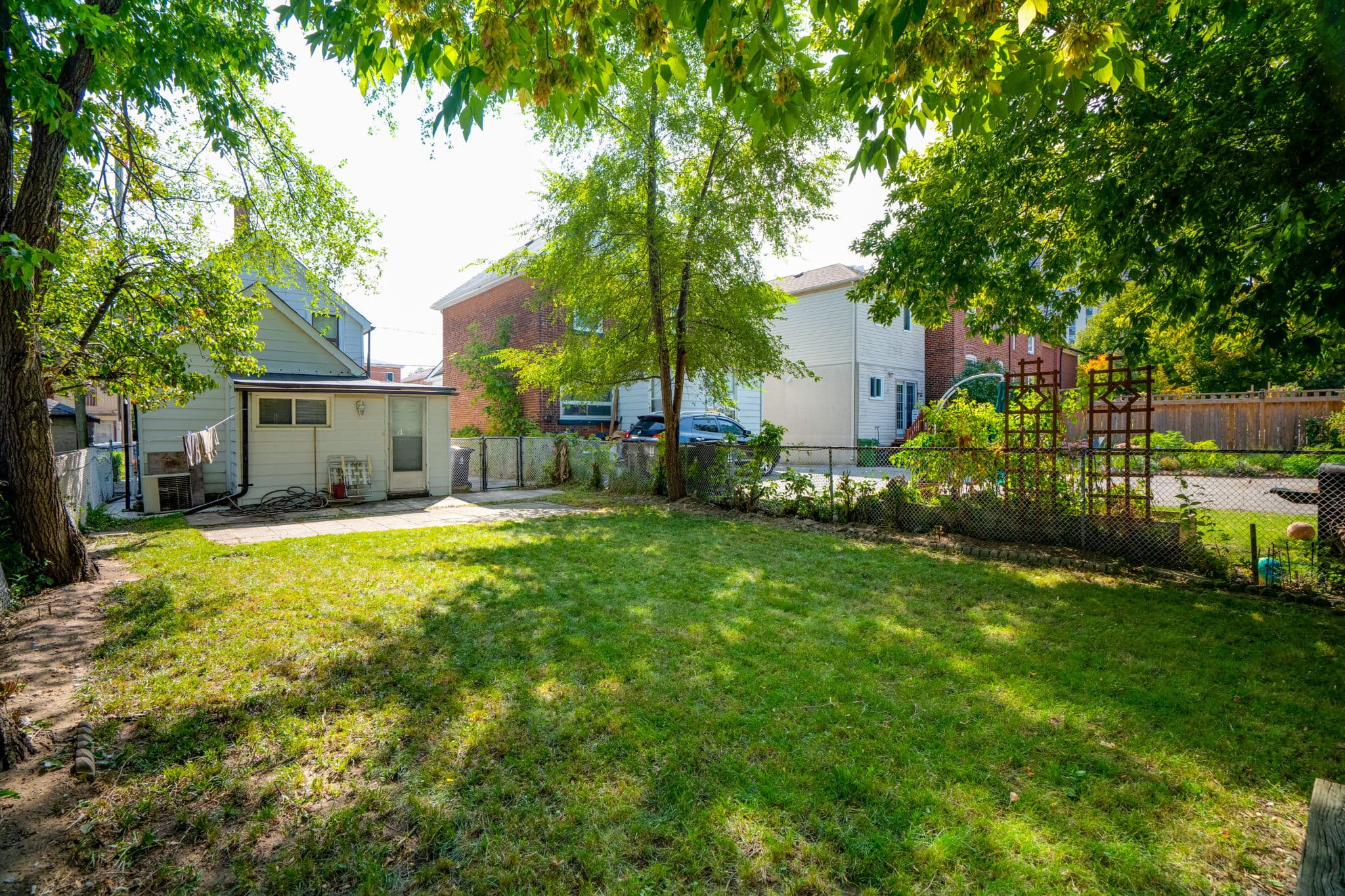 2 Goldwin Ave Toronto, ON M6M 2C4