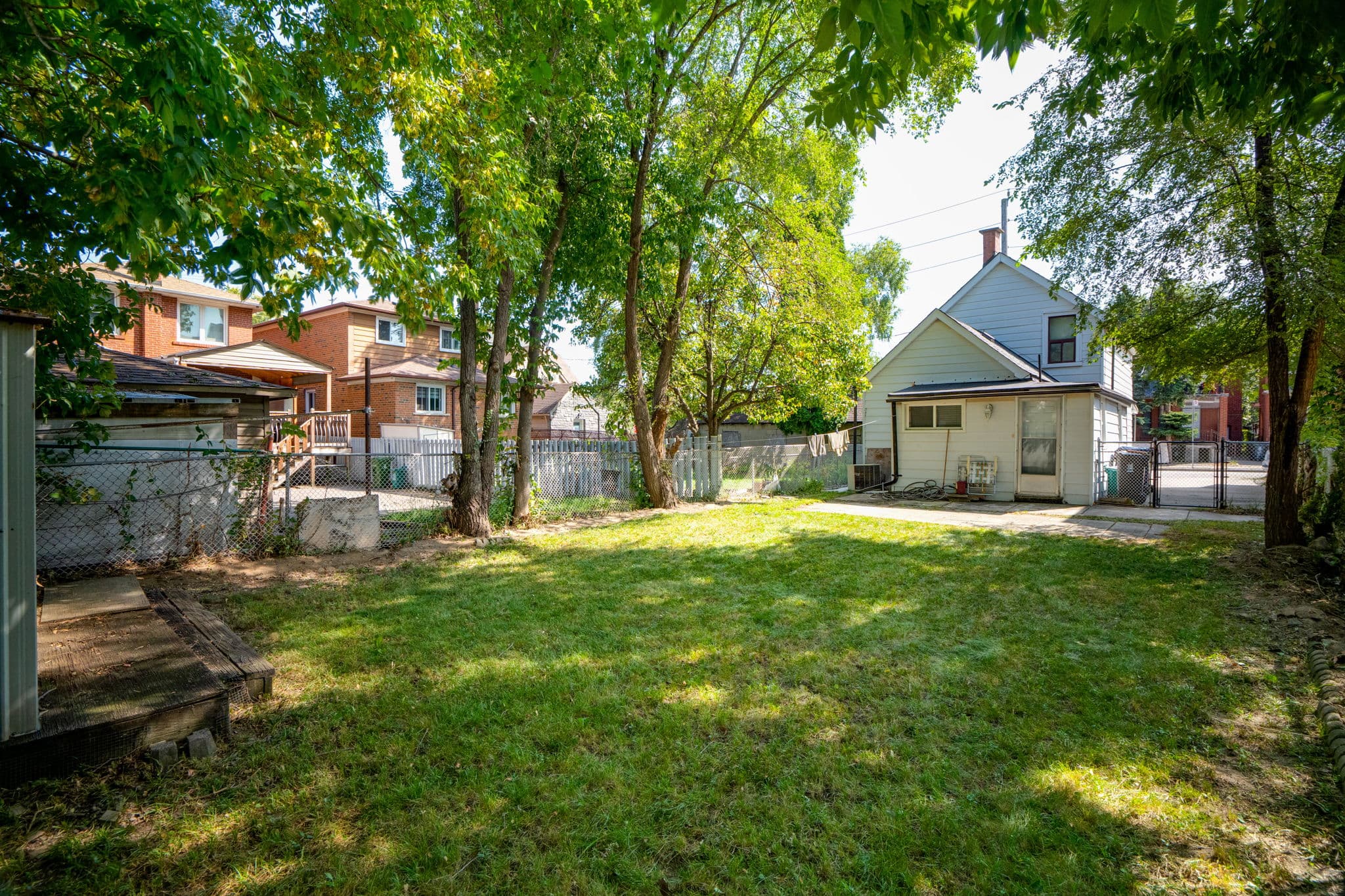 2 Goldwin Ave Toronto, ON M6M 2C4