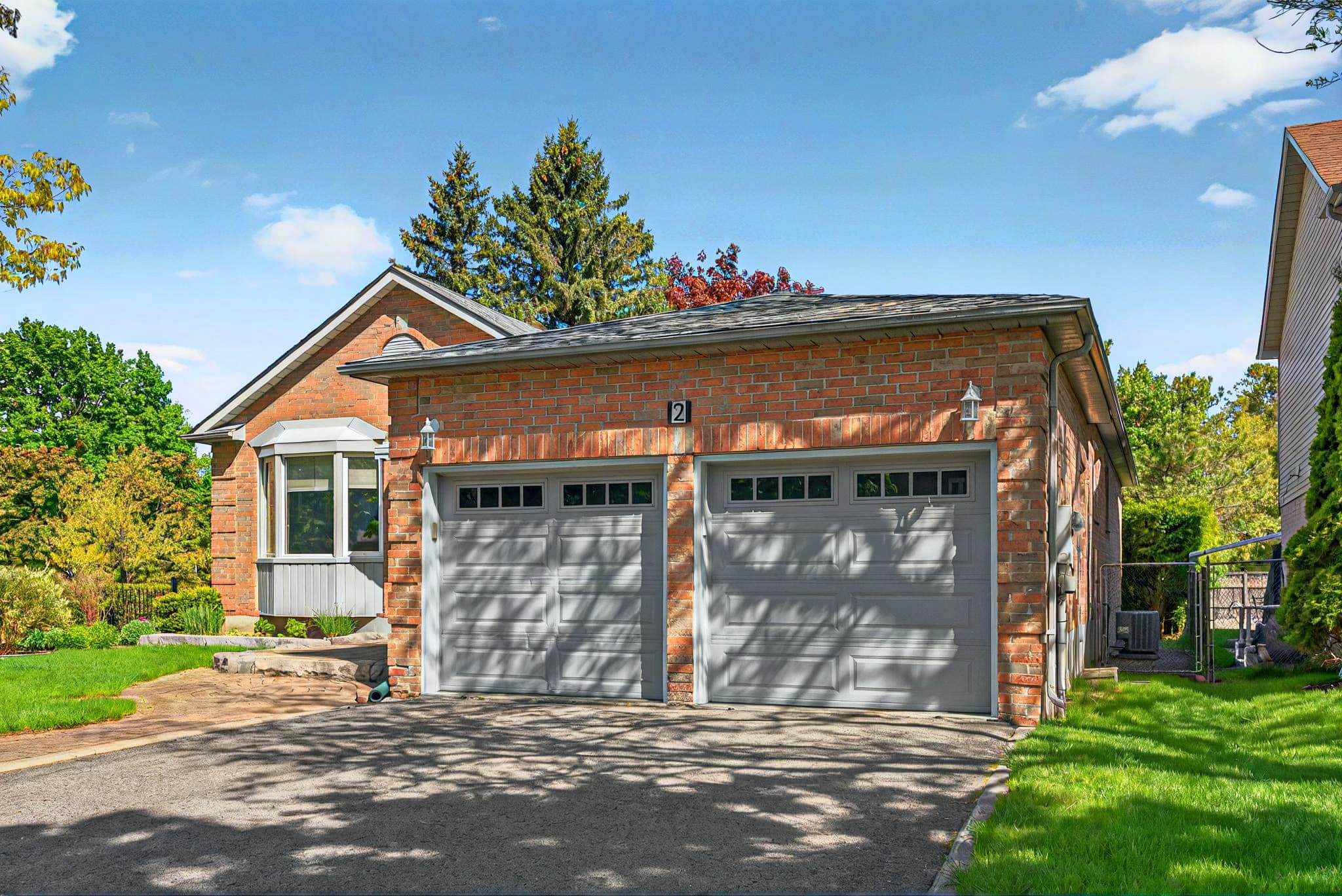 2 Milgate Pl Aurora, ON L4G 5R2