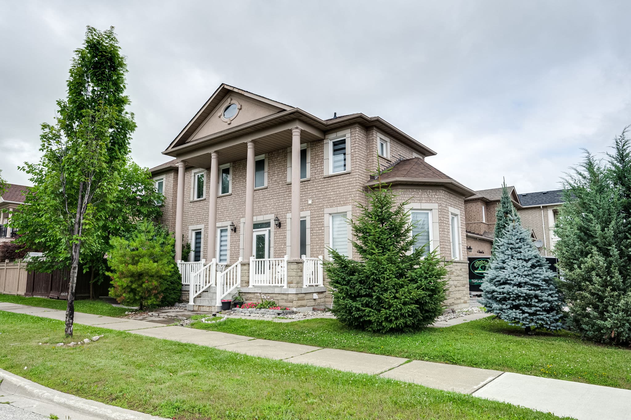 2 Reindeer Crescent Vaughan, ON L4H 2E9