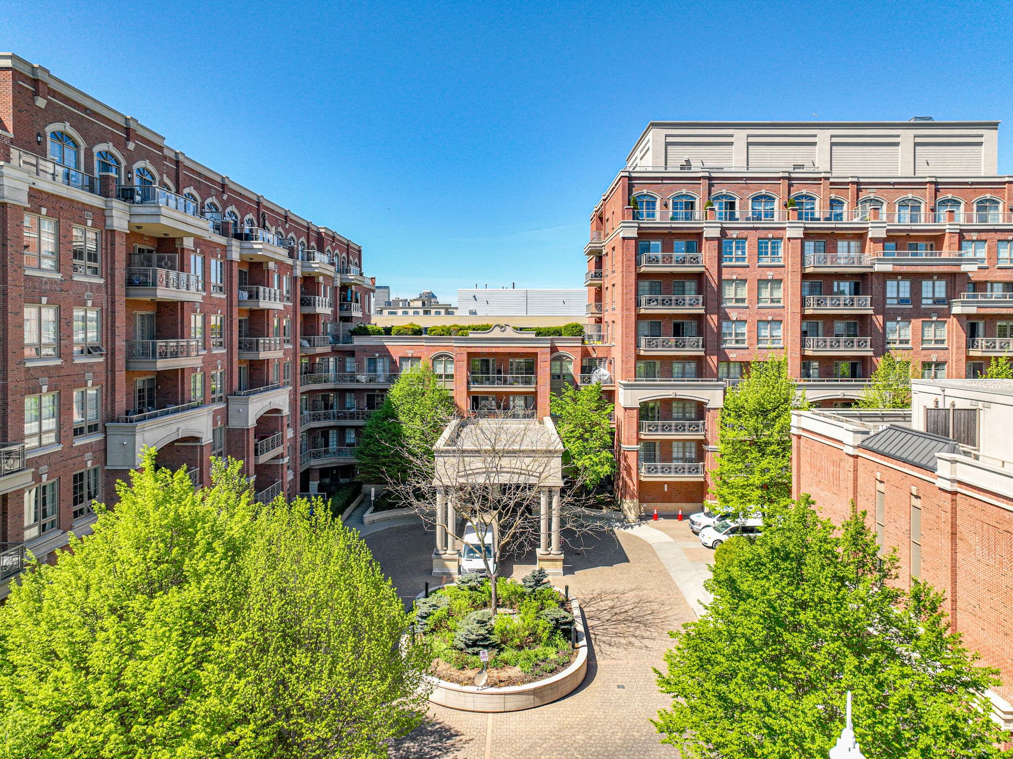 20 Burkebrook Pl 305 Toronto, ON M4G 0A1