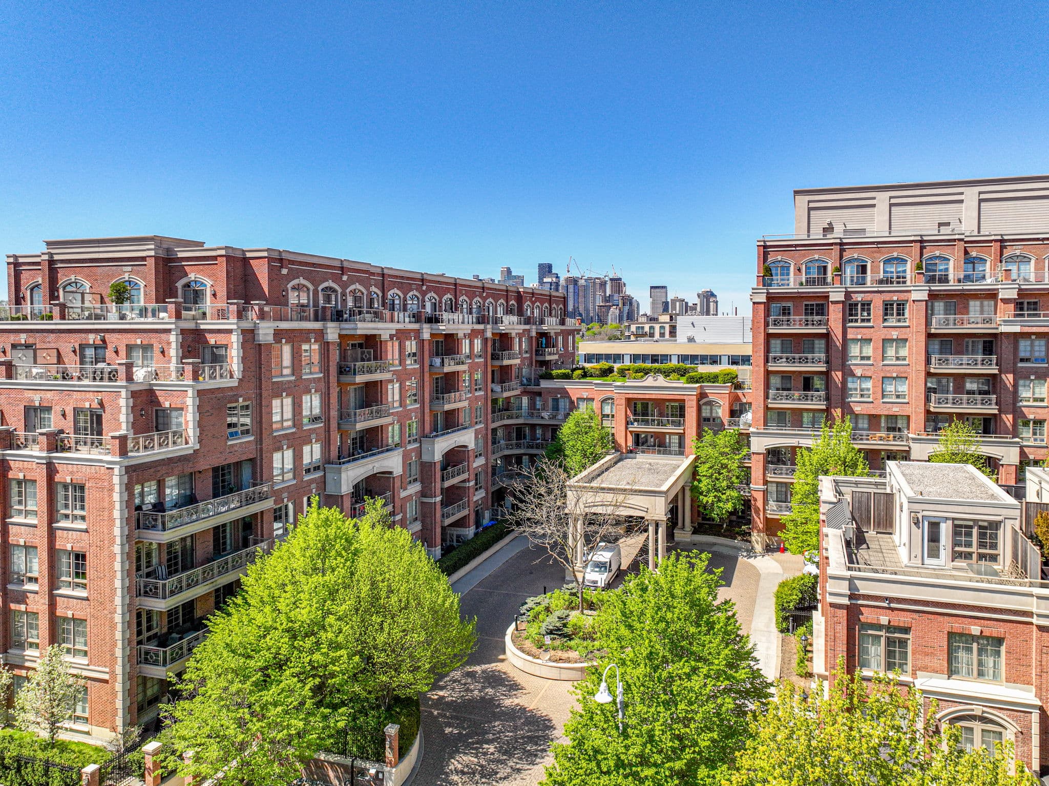 20 Burkebrook Pl 305 Toronto, ON M4G 0A1